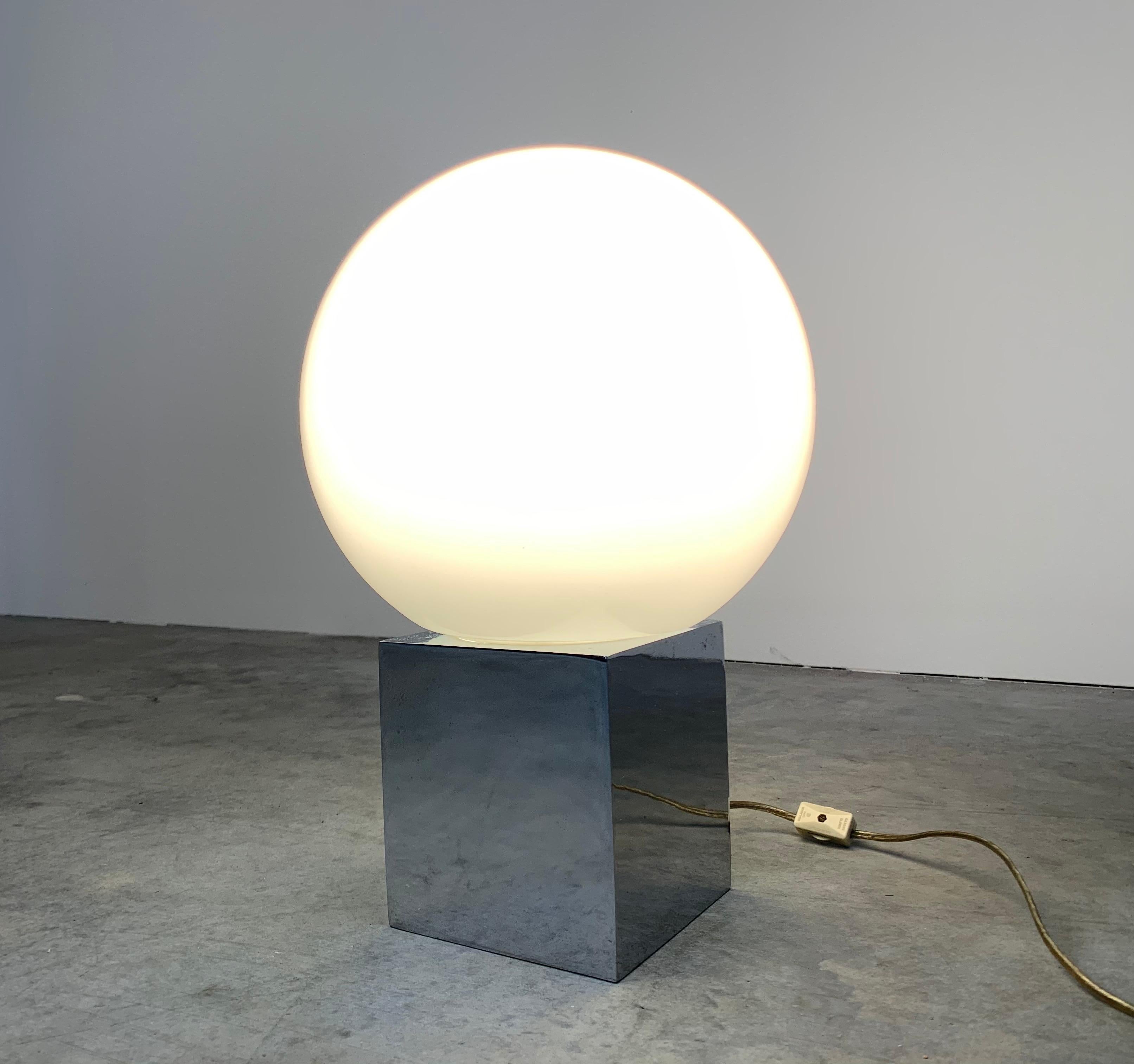 Robert Sonneman Retro Orb Table Lamp Over Chrome Cube In Good Condition In Southampton, NJ