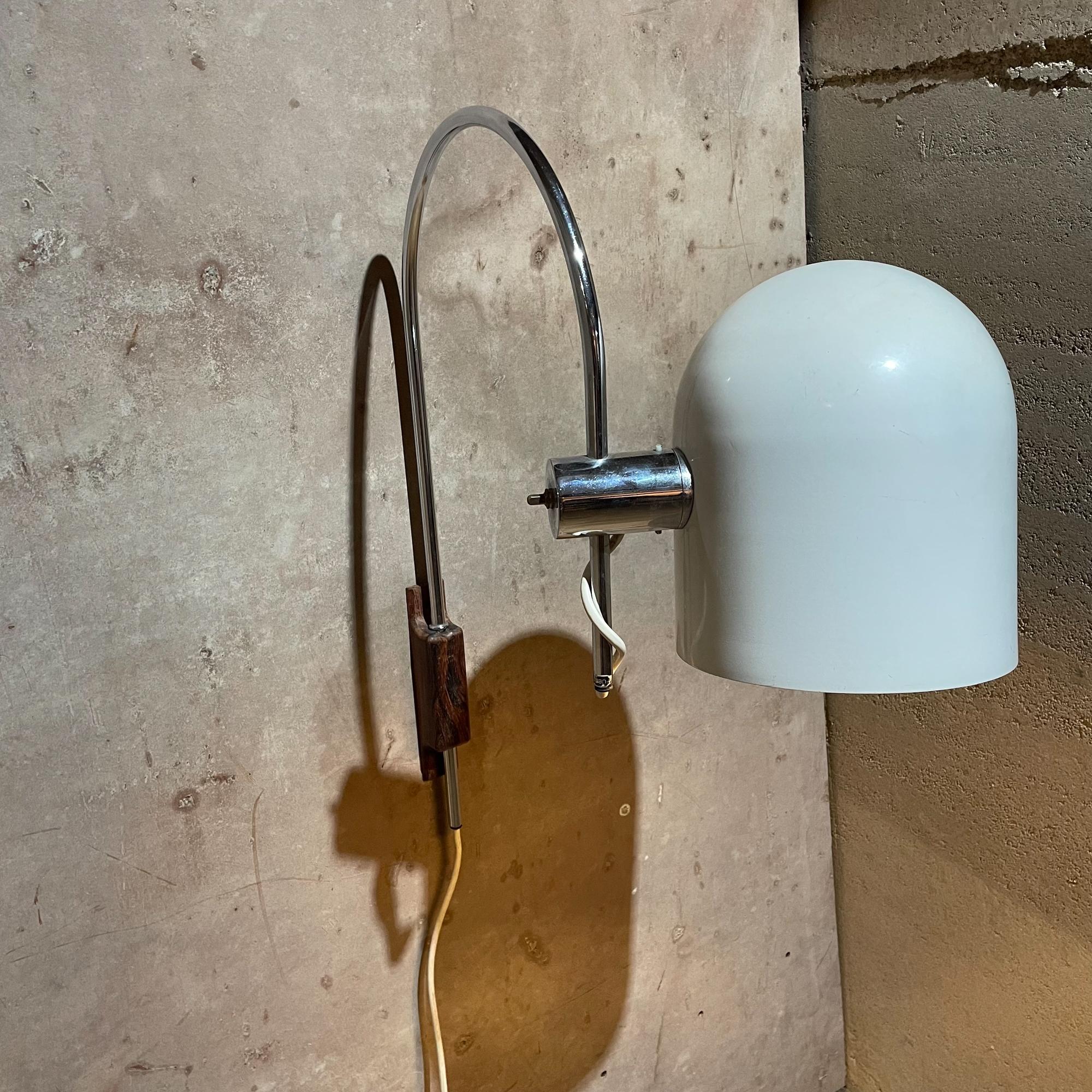 Mid-Century Modern  Robert Sonneman Curvy Chrome Orbiter Wall Sconce Walnut Wall Mount, 1960s For Sale