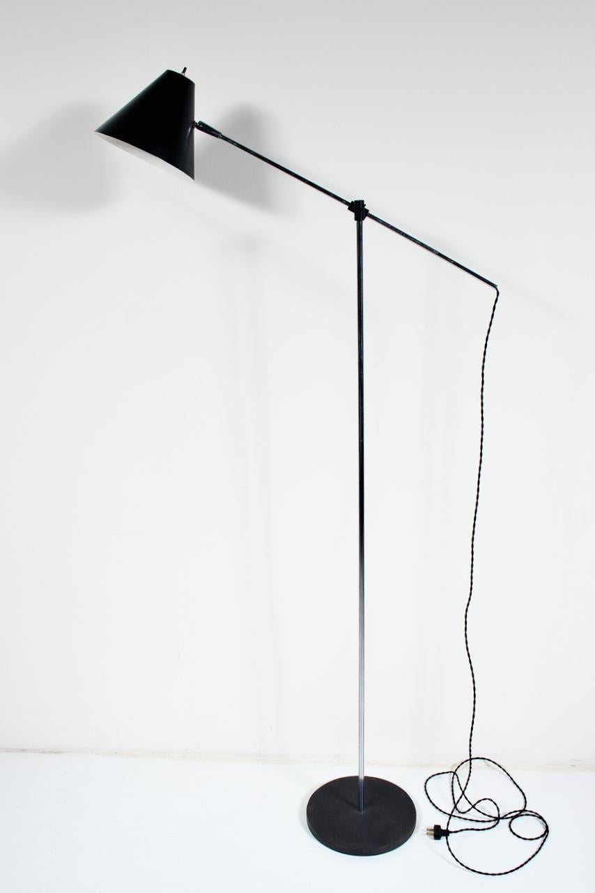 Lampadaire réglable en chrome avec abat-jour en forme de cône noir, Robert Sonneman, années 1970 en vente 3