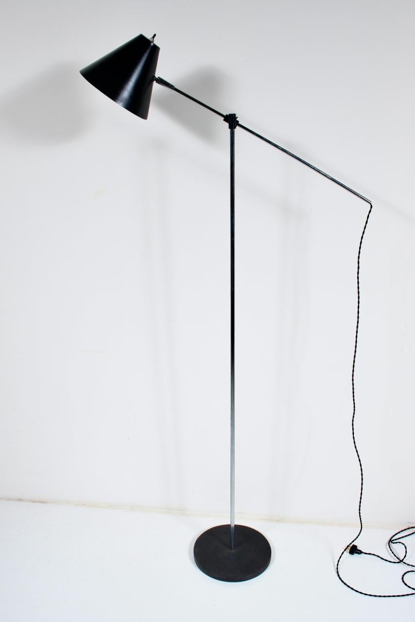 Robert Sonneman Style Adjustable Chrome Floor Lamp with Black Cone Shade, 1970s For Sale 4