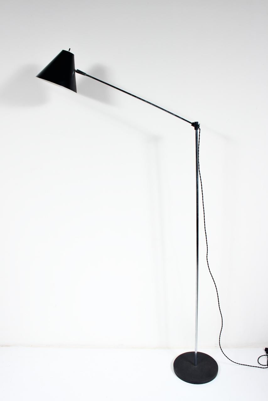 Robert Sonneman Style Adjustable Chrome Floor Lamp with Black Cone Shade, 1970s For Sale 5