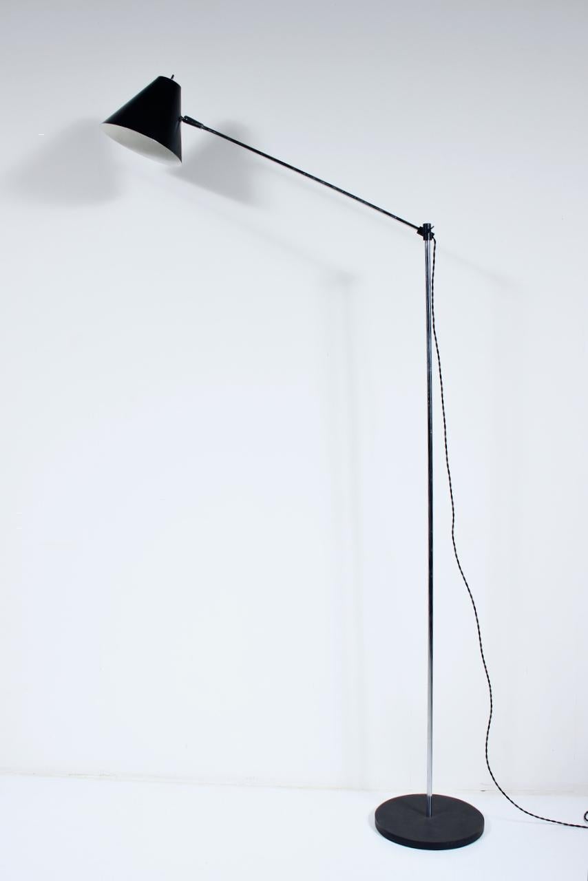 Robert Sonneman Style Adjustable Chrome Floor Lamp with Black Cone Shade, 1970s For Sale 6