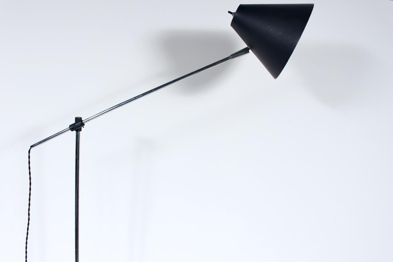 Verstellbare Chrom-Stehlampe im Robert Sonneman-Stil mit schwarzem Kegelschirm, 1970er Jahre im Zustand „Gut“ im Angebot in Bainbridge, NY
