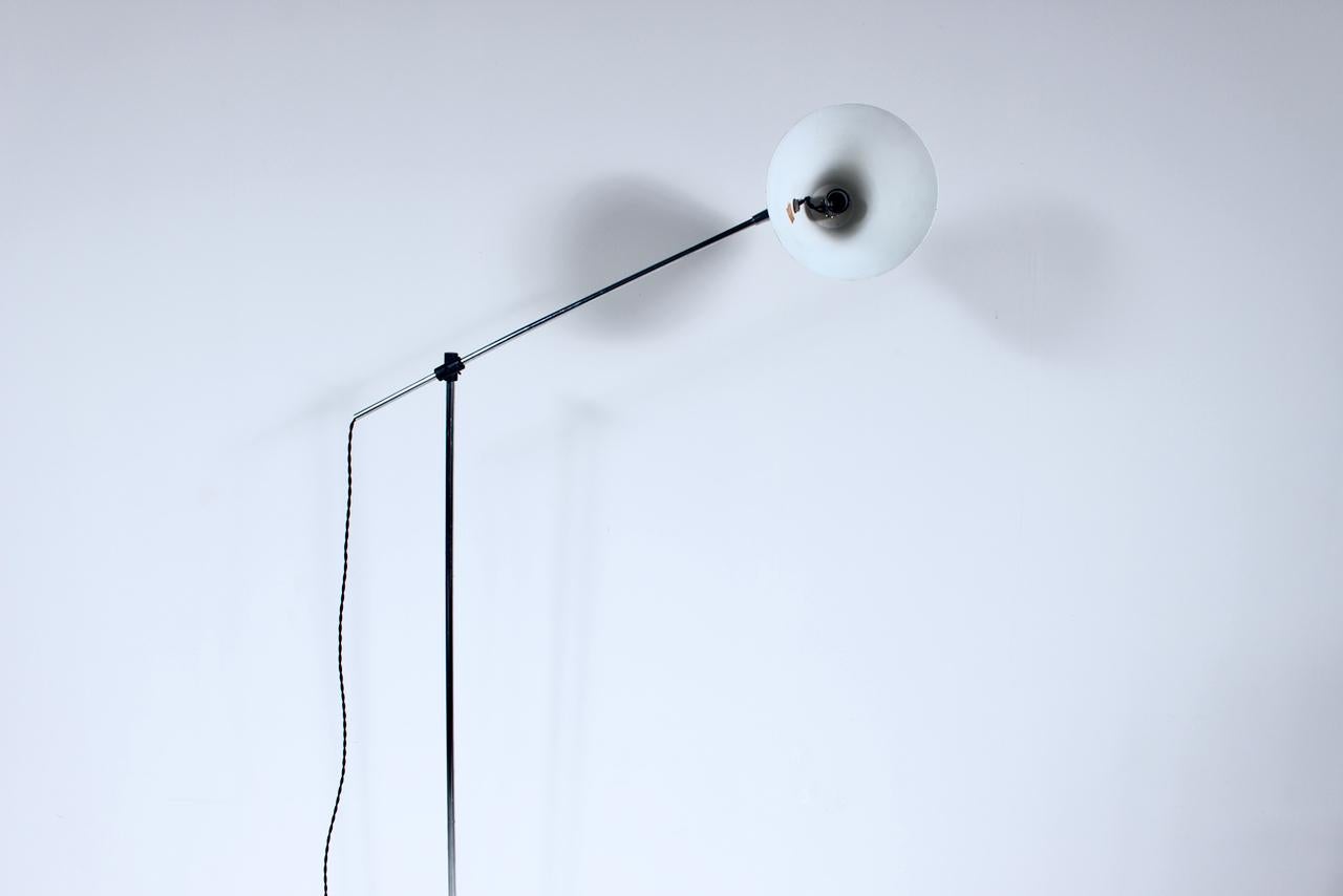 Verstellbare Chrom-Stehlampe im Robert Sonneman-Stil mit schwarzem Kegelschirm, 1970er Jahre (Aluminium) im Angebot