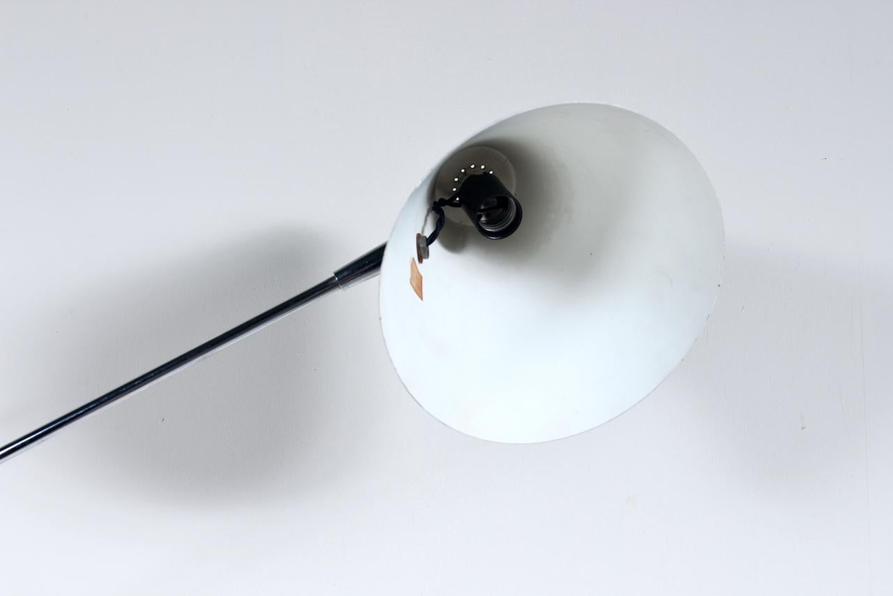 Verstellbare Chrom-Stehlampe im Robert Sonneman-Stil mit schwarzem Kegelschirm, 1970er Jahre im Angebot 1