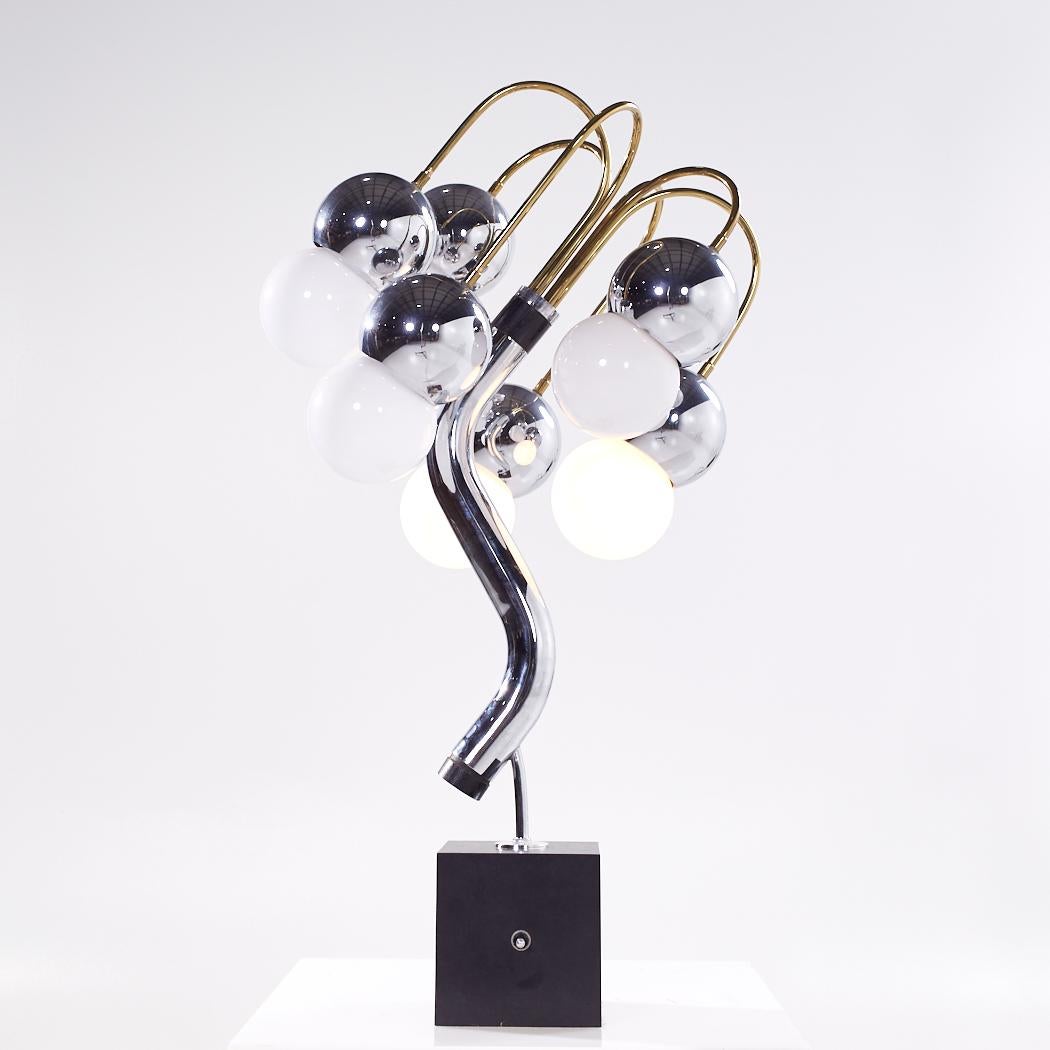 Lámpara de sobremesa de cromo y latón estilo Robert Sonneman de mediados de siglo

Esta lámpara mide 20 de ancho x 15 de fondo x 37 pulgadas de alto

Hacemos nuestras fotos en un estudio con iluminación controlada para mostrar el máximo detalle