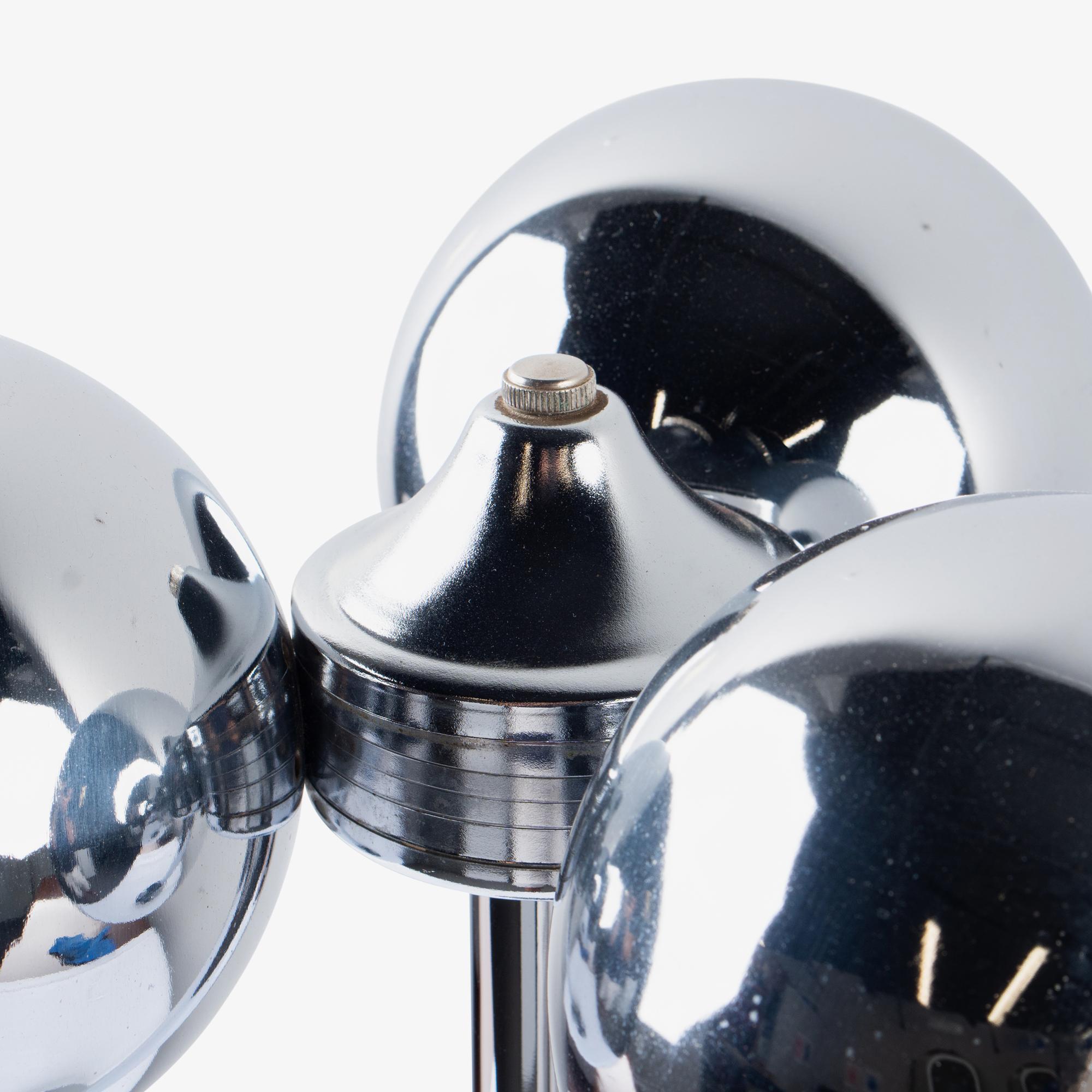 Robert Sonneman Style Tri-Globe Table Accent Lamp in Chrome In Good Condition For Sale In Stamford, CT