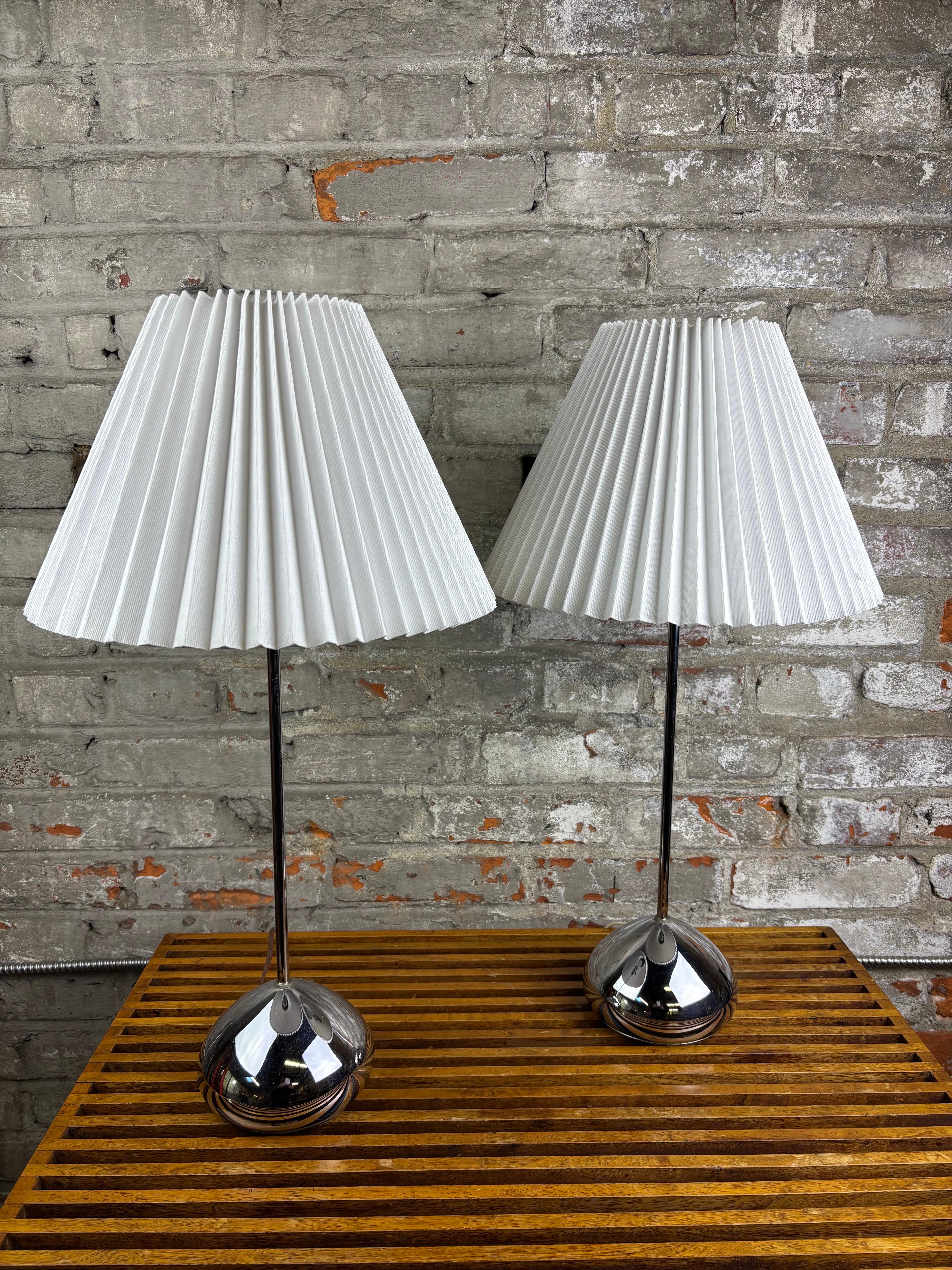Lámparas de mesa Robert Sonneman Tear-Drop Cromadas Moderno de mediados de siglo en venta