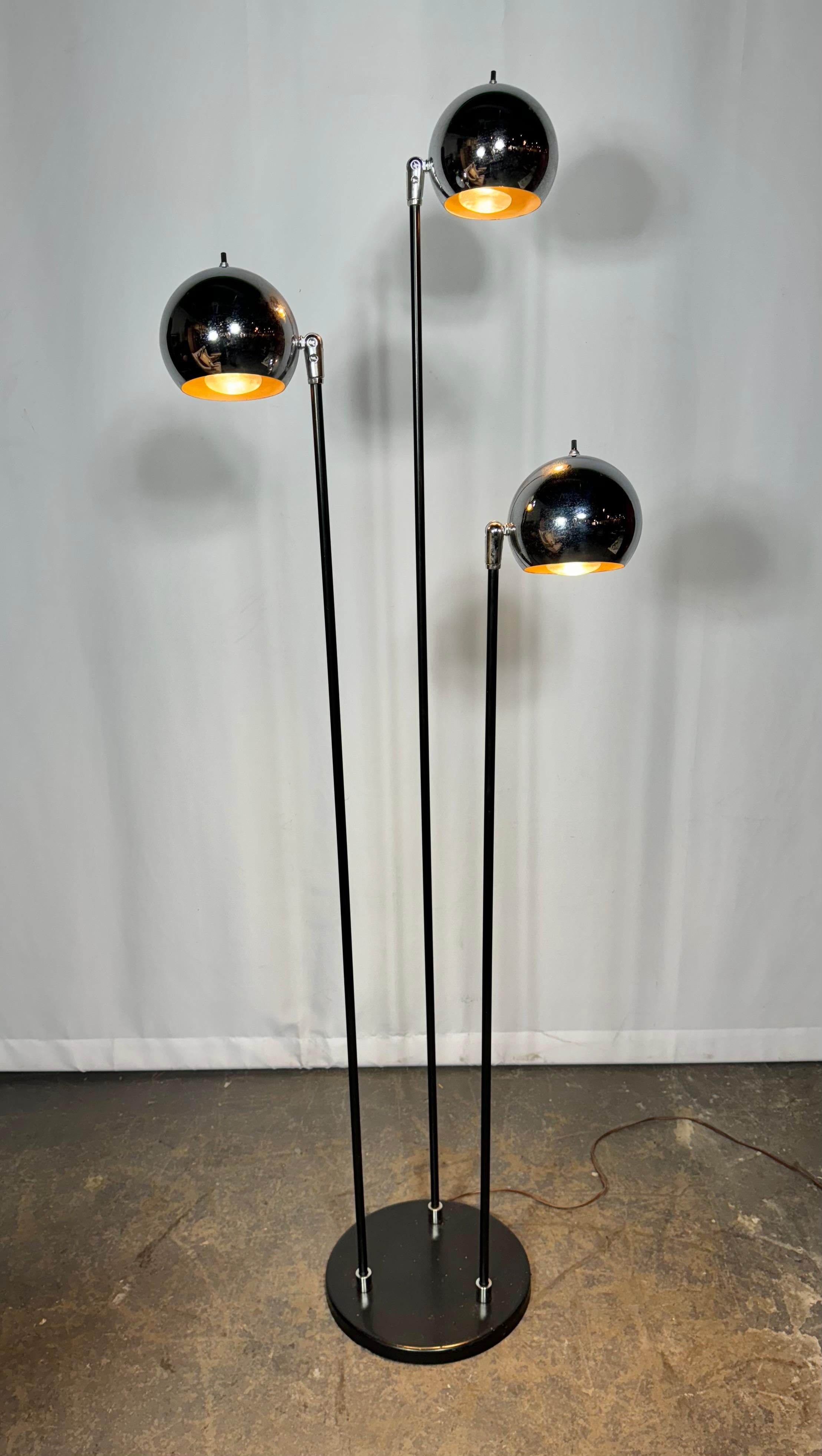 Robert Sonneman Triple Eyeball Stehleuchte, , Chrome Ball Globes. Wunderbarer Originalzustand. Jeder Globus hat seinen eigenen Ein-/Aus-Schalter, voll einstellbar, multidirektional, zum Lesen, als Deckenlicht oder zur Beleuchtung eines Kunstwerks. 