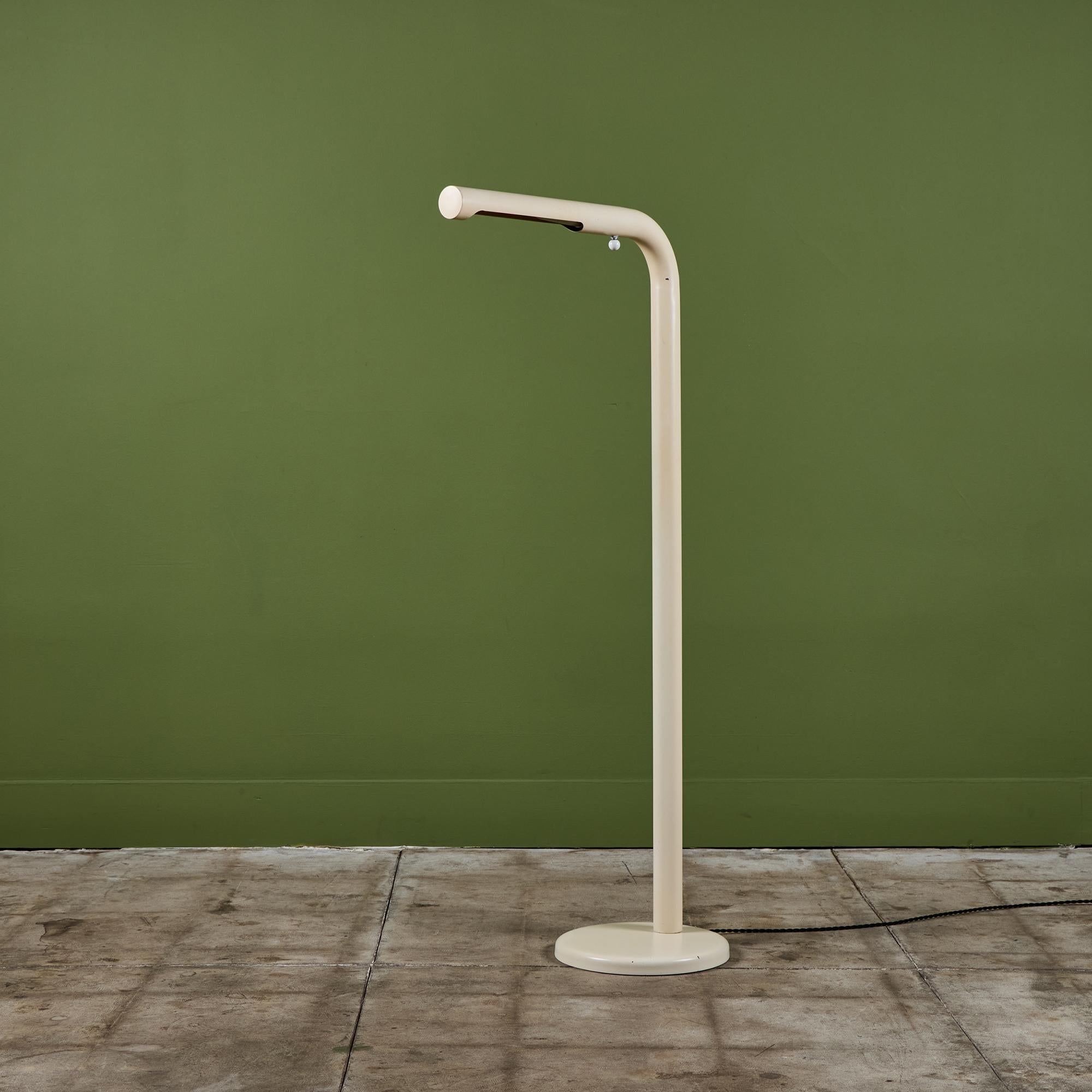 Lámpara de pie tubular Robert Sonneman c.1970, EE.UU. La lámpara presenta un tubo esmaltado en color crema que se curva en la pantalla con una base redonda, un diseño simplista pero llamativo.

Dimensiones
33,75