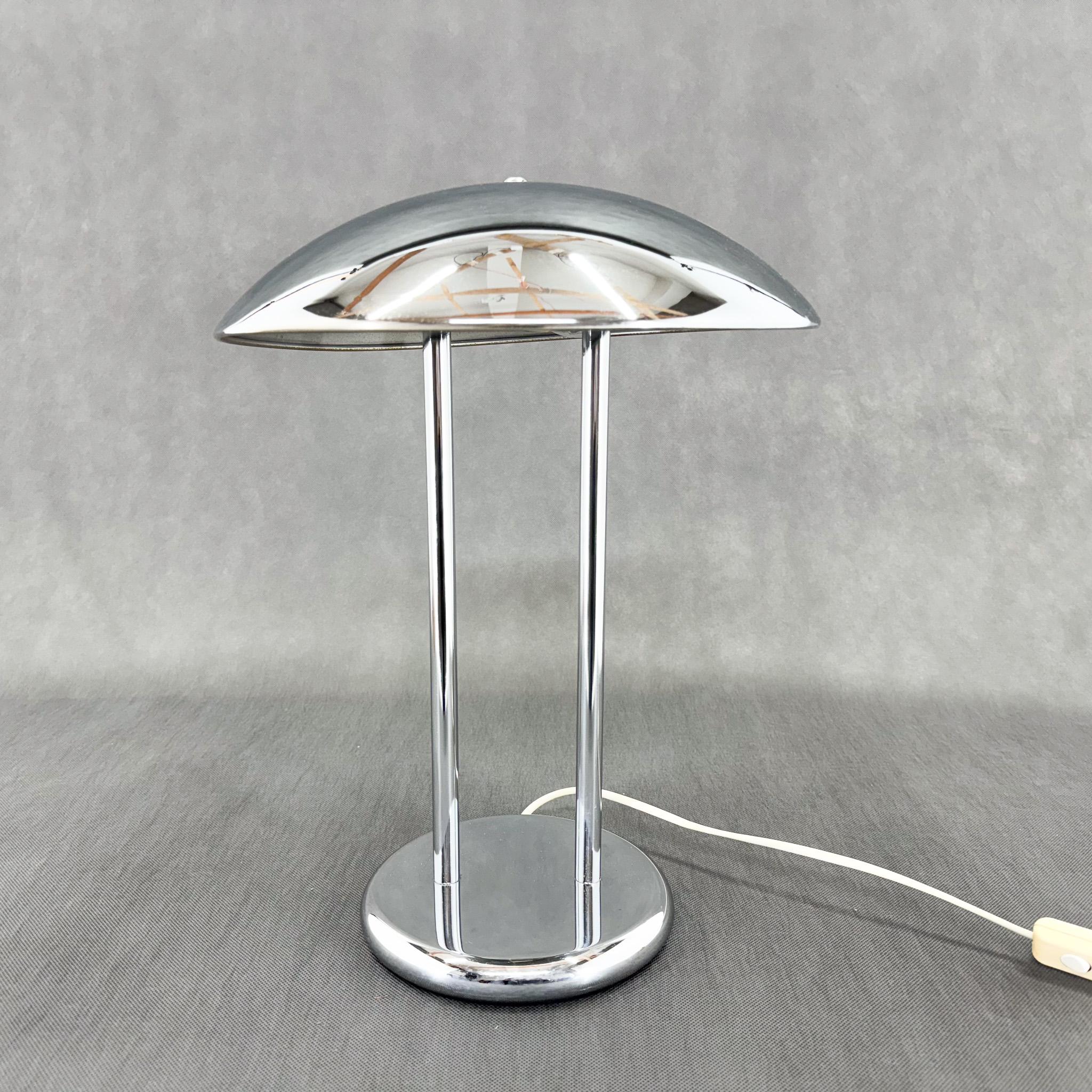 L'une des pièces emblématiques d'Icone. Lampe de table chromée fabriquée dans les années 1980. Bon état vintage.