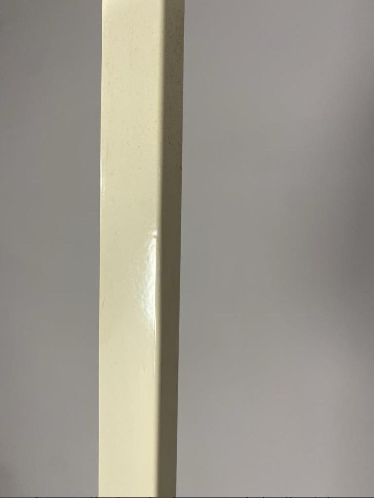 Robert Sonneman pour Kovacs Lighting Lampadaire torchère. Émail blanc sur métal, élément d'éclairage halogène avec couvercle en verre. Tige de forme rectangulaire avec support supplémentaire. 