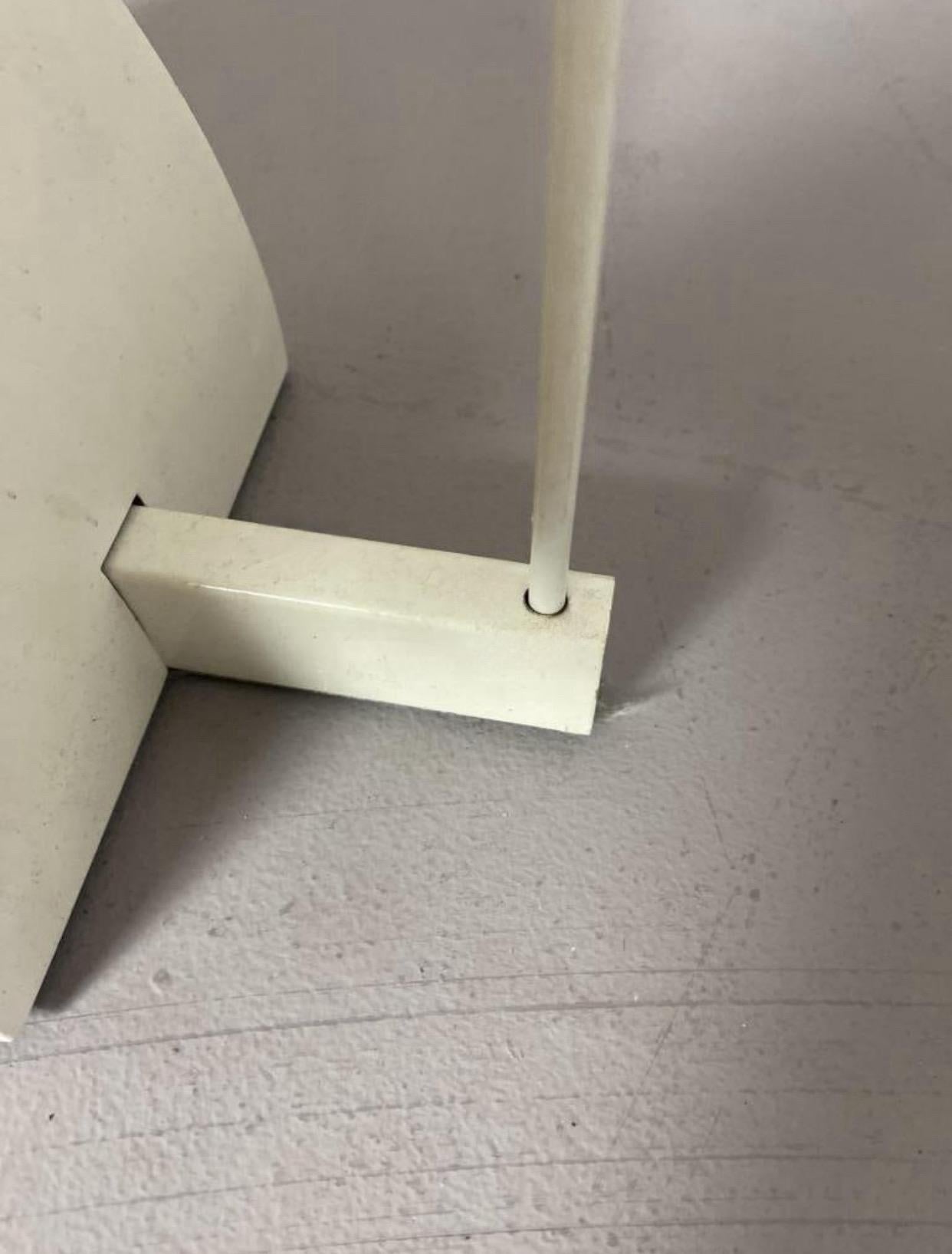 Postmoderne Robert Sonnomen pour George Kovacs, lampadaire halogène post-moderne en émail blanc en vente