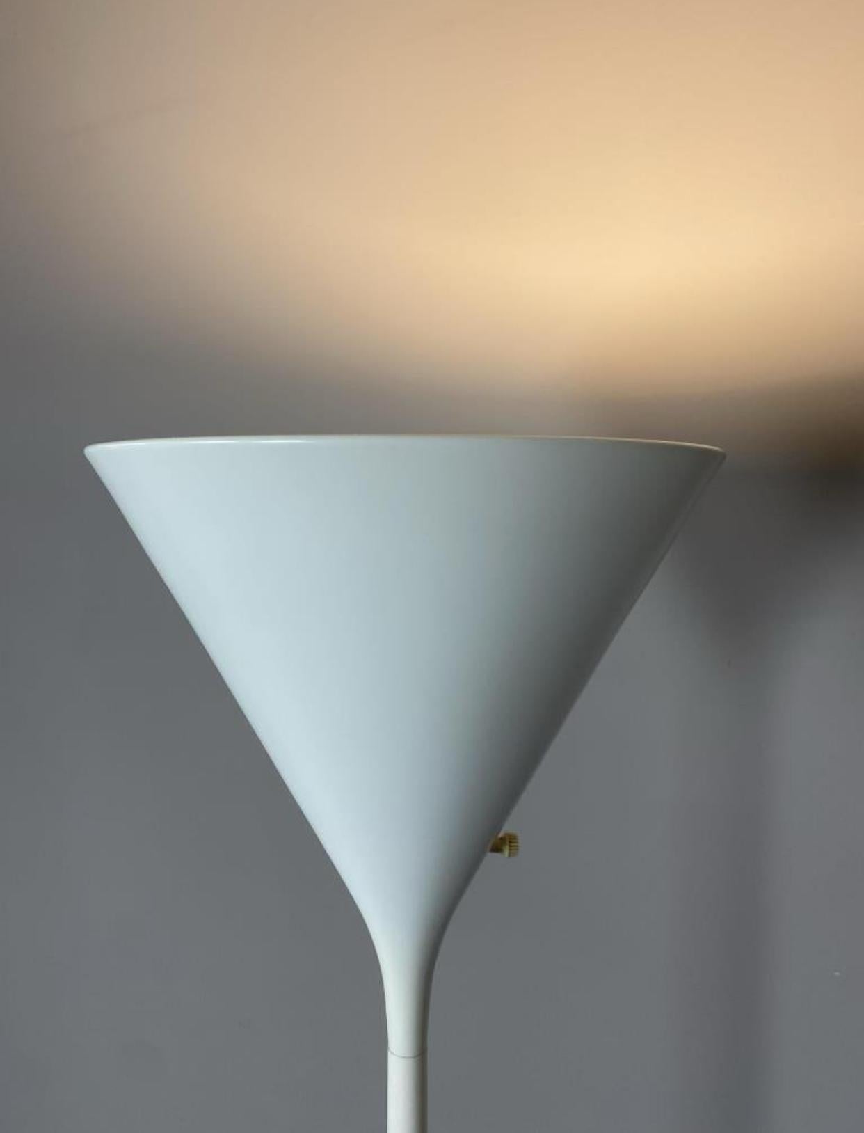Américain Robert Sonnomen pour George Kovacs, lampadaire halogène post-moderne en émail blanc en vente