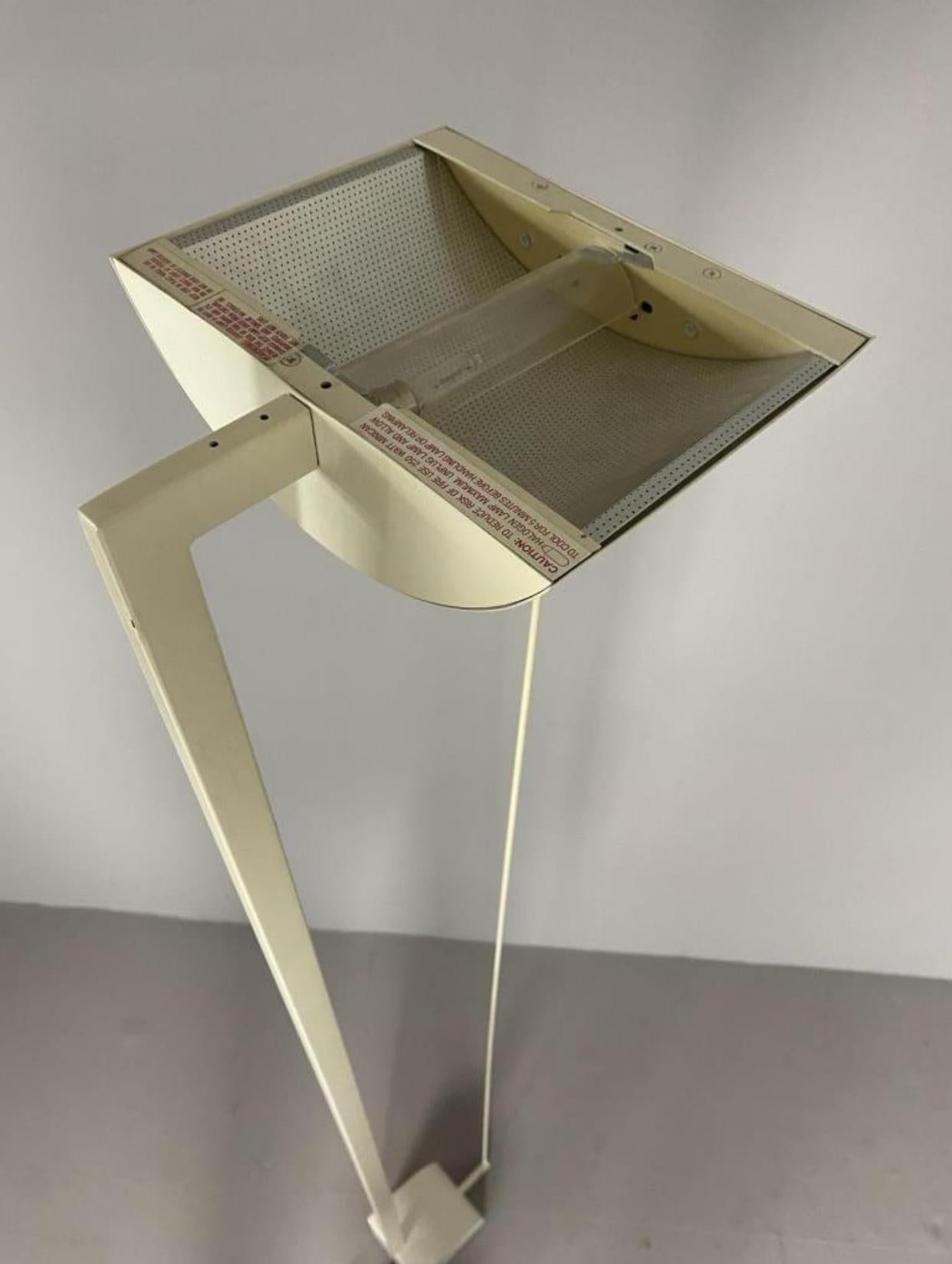 Robert Sonnomen pour George Kovacs, lampadaire halogène post-moderne en émail blanc en vente 1