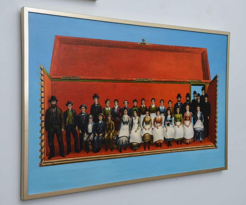 Amerikanisches zeitgenössisches Ölgemälde auf Leinwand, das eine Gruppe von Menschen zeigt, die für ein Gruppenfoto in einer geöffneten roten Schachtel posieren (ROBERT SPRINGFELS 1970)