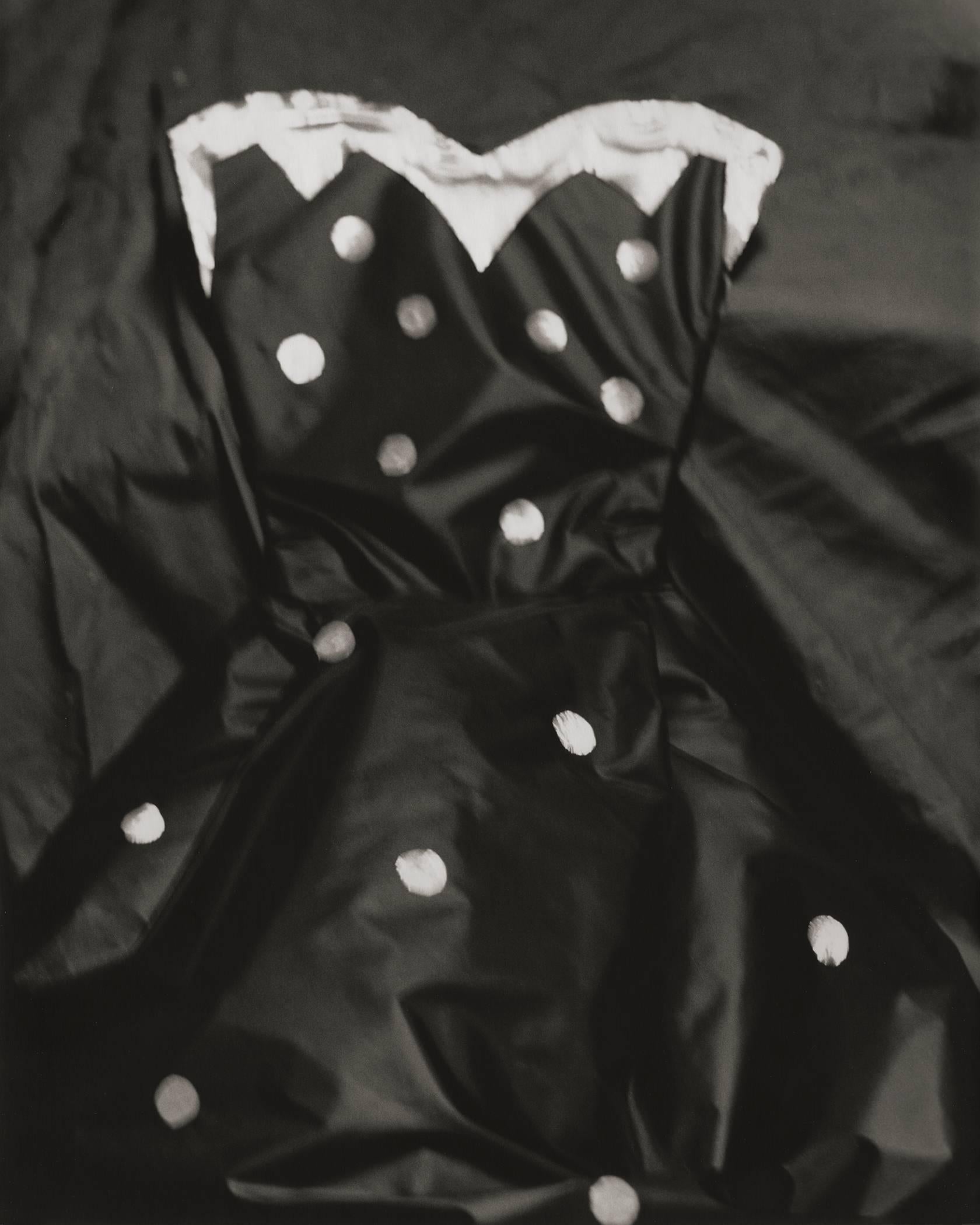 Robert Stivers Portrait Photograph – Papier-Kleid aus Papier