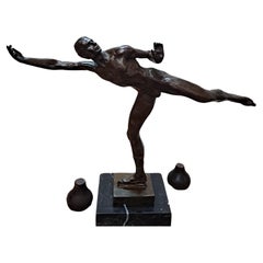 Sculpture en bronze de patinage sur glace Robert Tait McKenzie   16" L x 2,5" P x 11" H