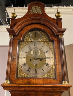 Horloge à grand boîtier en ronce de noyer avec dessus en forme de pagode, Robert Thorne, Londres