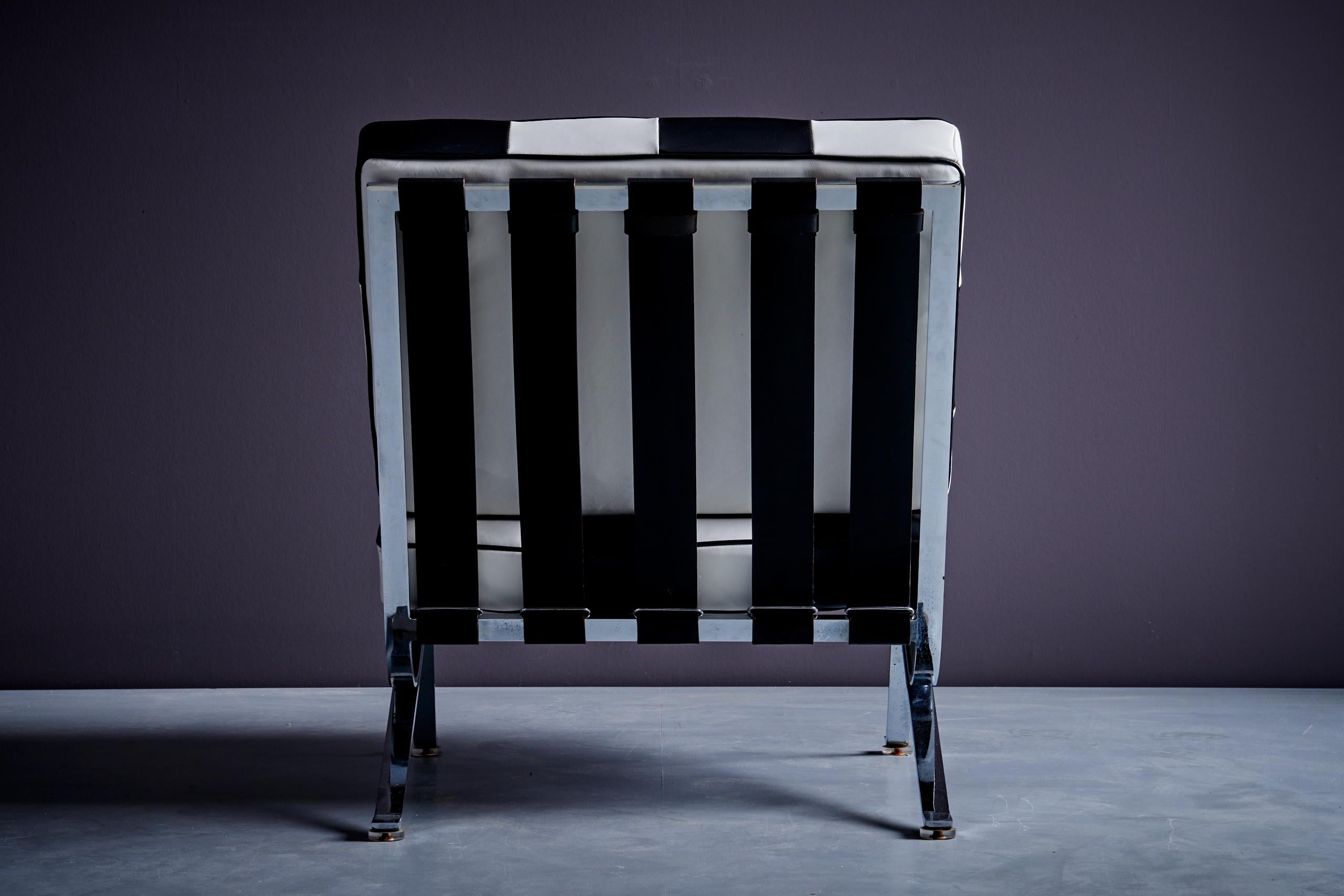 Robert & Trix Haussmann RH-301 De Sede Lounge Chair Pair black & white leather For Sale 4