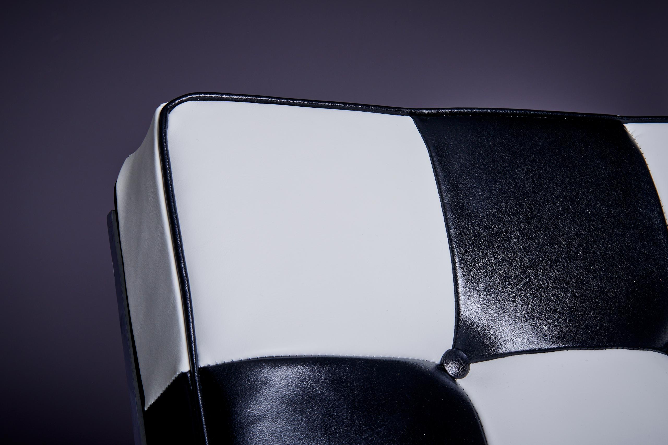 Robert & Trix Haussmann RH-301 De Sede Lounge Chair Pair schwarzes und weißes Leder im Angebot 1