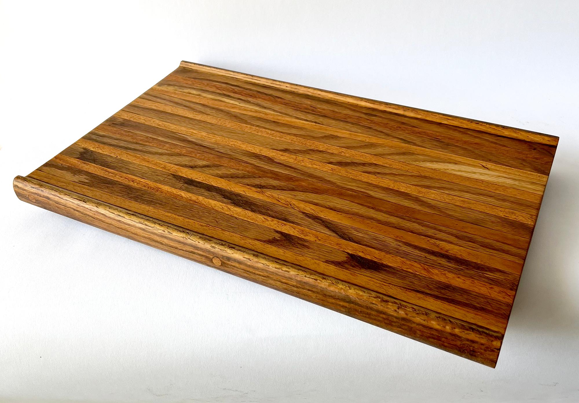 Planche à découper en bois incrusté créée par le menuisier et bijoutier Robert Trout de San Diego, Californie.  La planche mesure 2