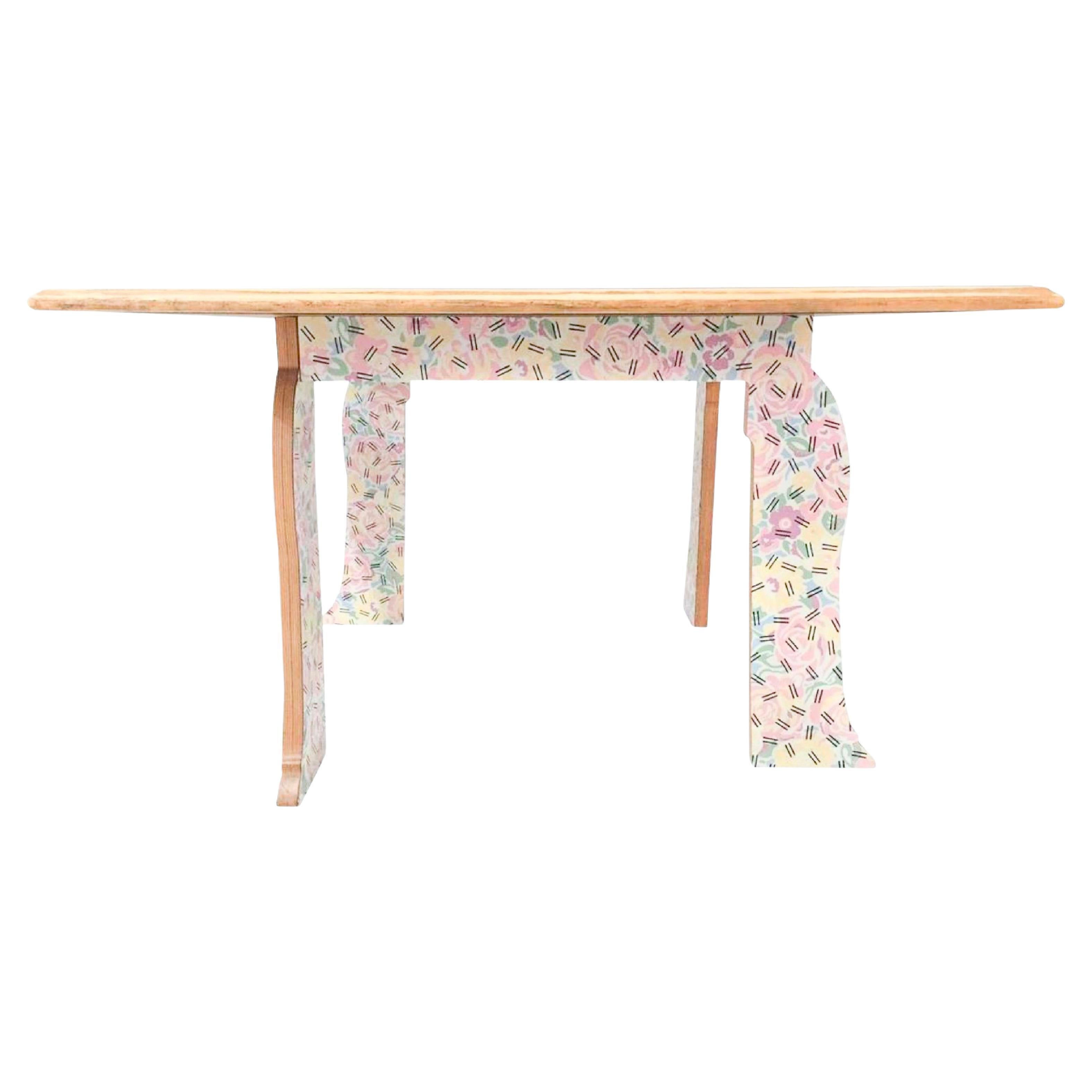 Robert Venturi para Knoll Mesa de comedor cuadrada postmoderna Model No. 65848, 1984. Mesa de comedor/centro/trabajo de patas cabriolé en icónico laminado postmoderno estampado 