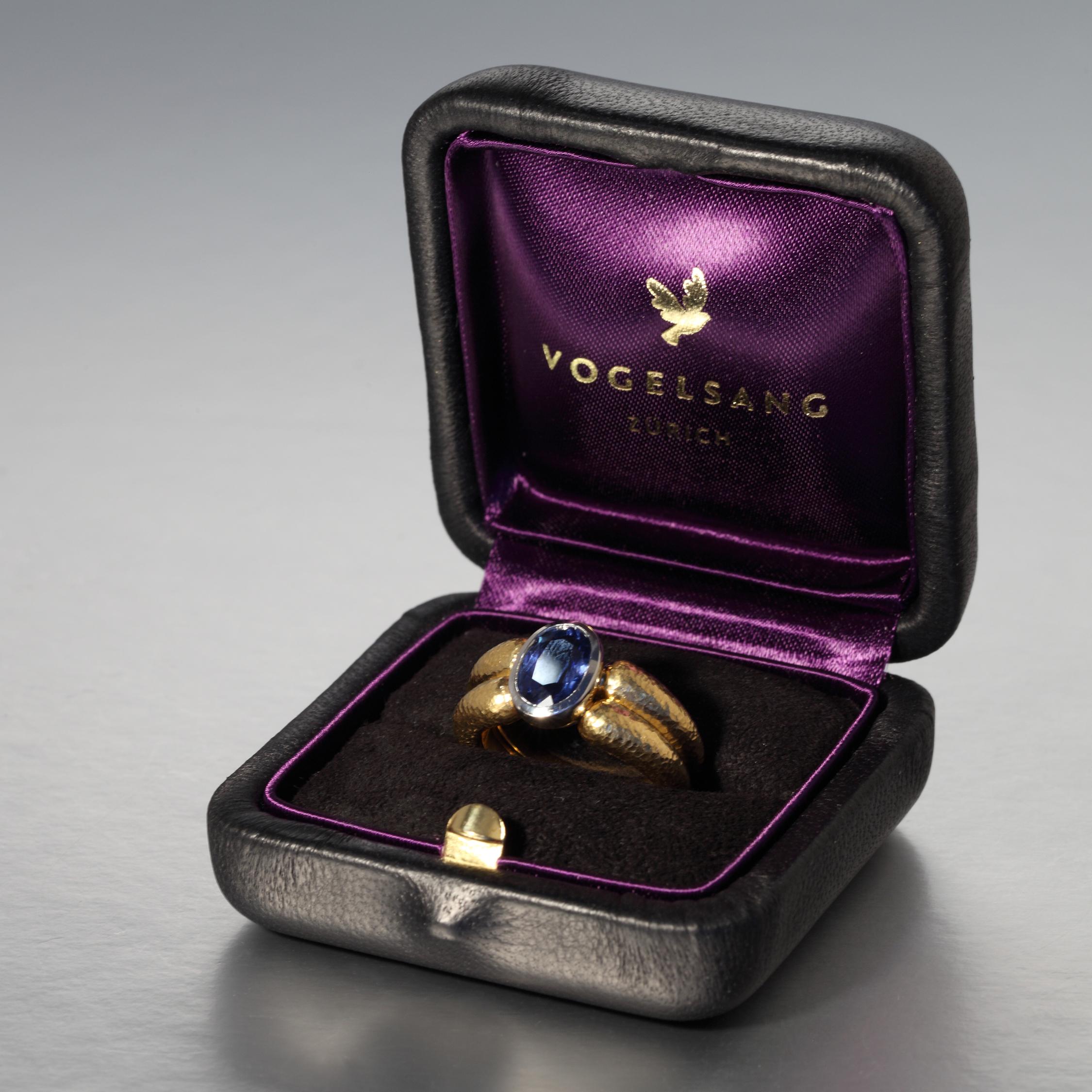 Women's or Men's Robert Vogelsang 3.07 Carat Natural Blue Sri Lanka Sapphire Gold Ring For Sale
