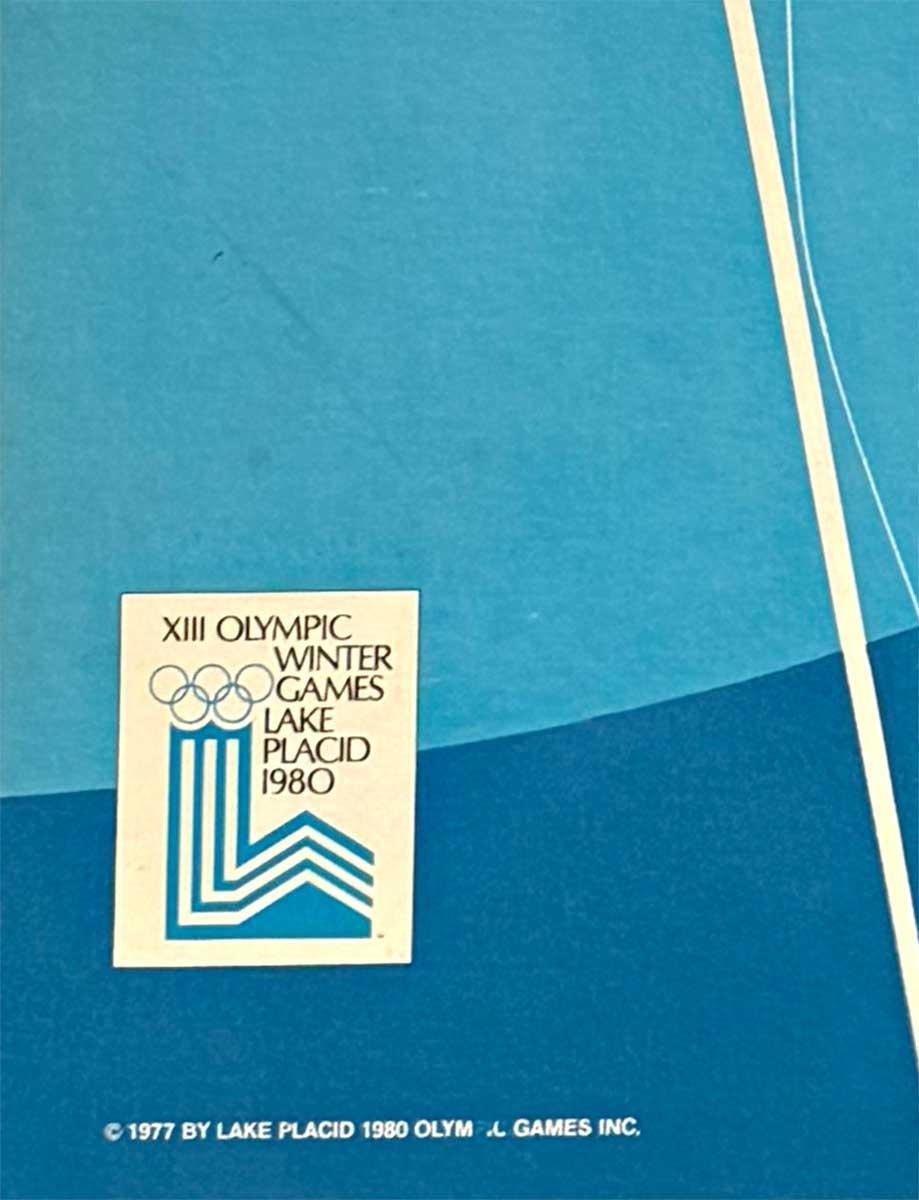 Original y raro, el cartel vintage de los XIII Juegos Olímpicos de Invierno de Lake Placid 1980 es un hallazgo único. Tiene un soporte de lino de archivo profesional y está en muy buen estado. Está listo para enmarcar. Leves rozaduras no