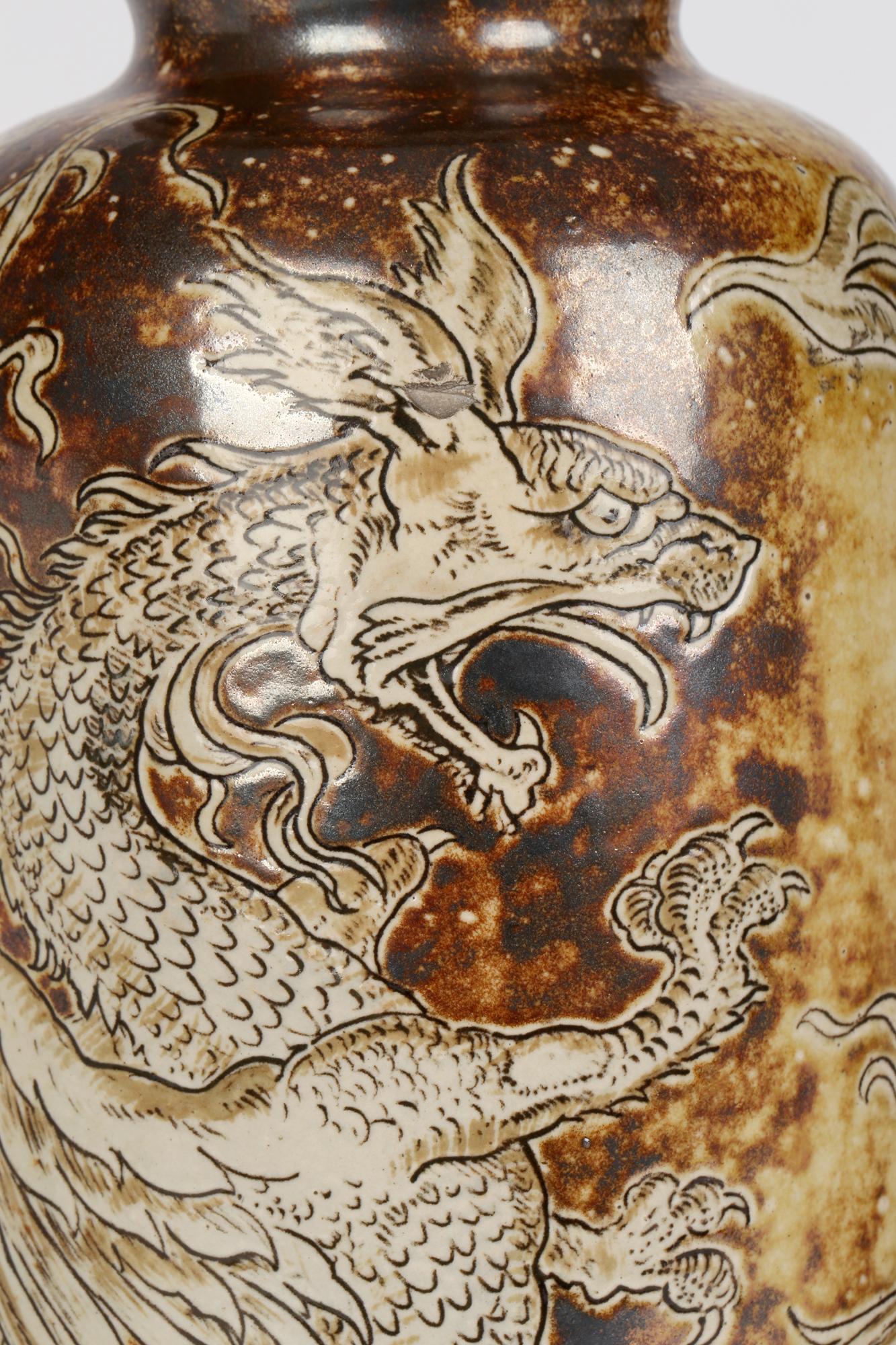 Vase en grès Robert Wallace Martin pour Martin Brothers « Duelling Dragons » 1896 en vente 12