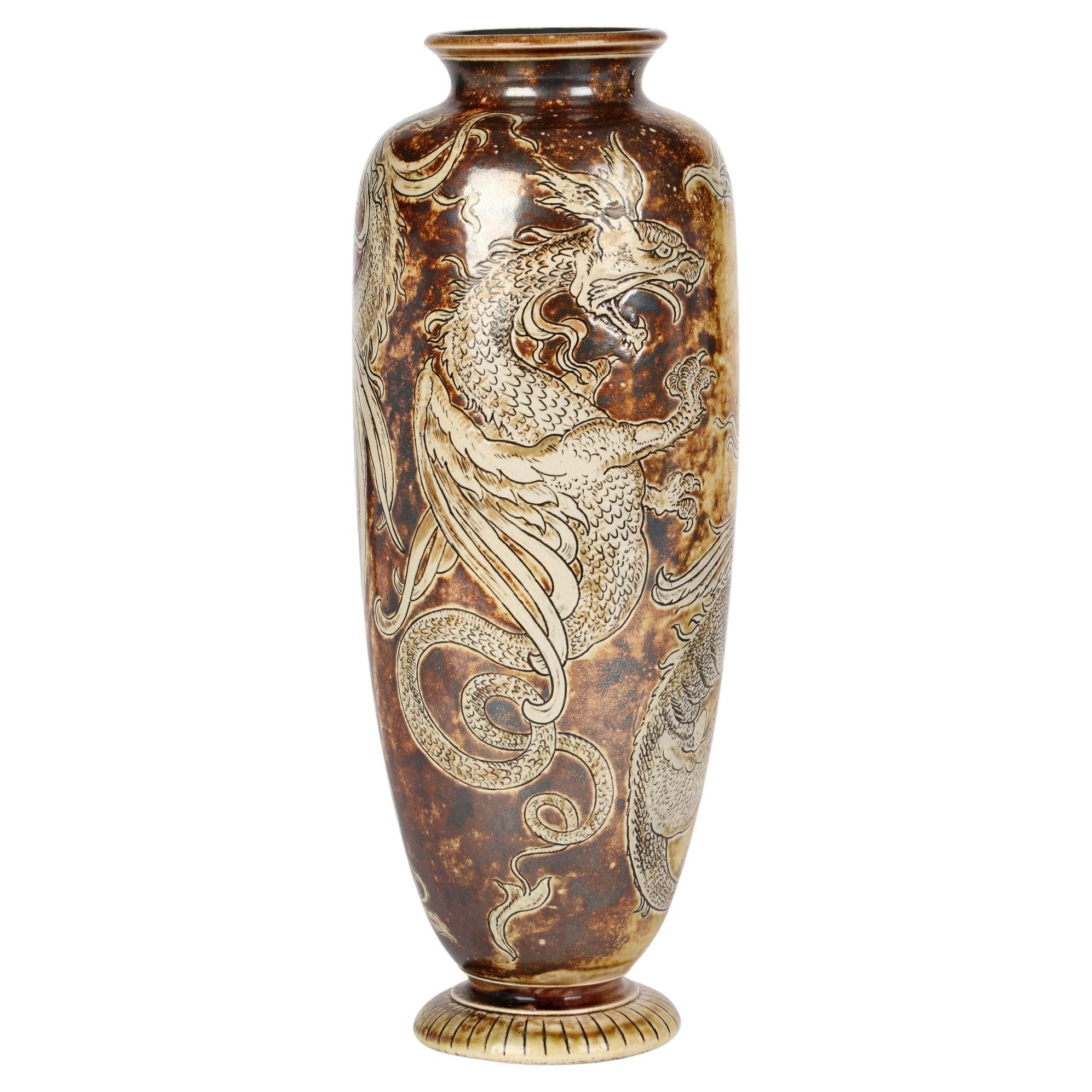 Robert Wallace Martin für Martin Brothers Steingut Vase mit flüchtigen Drachen, 1896