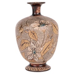 Vase en poterie d'art décorée de fleurs de Robert Wallace Martin Martin Brothers 
