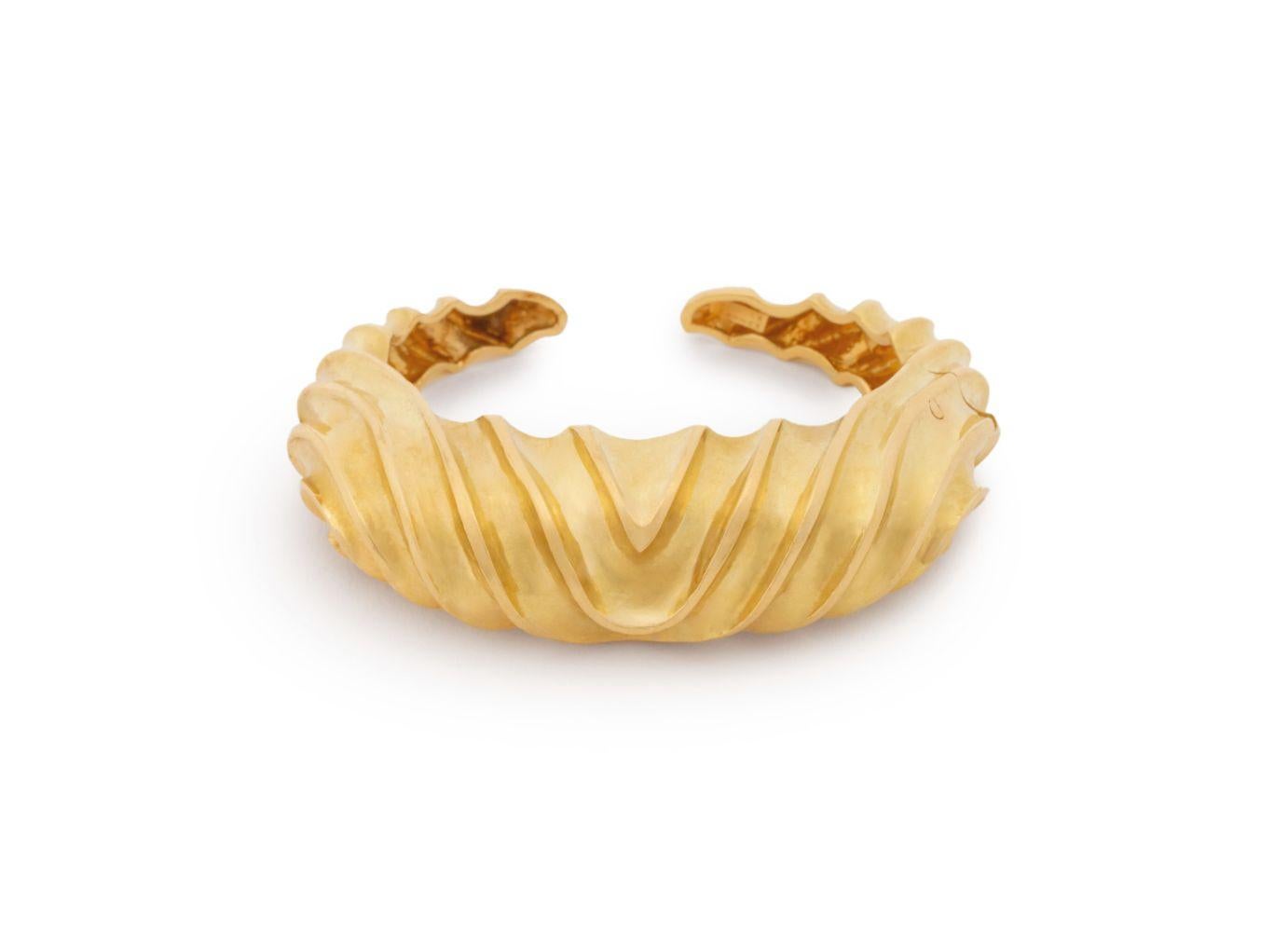 Bracelet à charnière en or jaune 18K de Robert Wander, brillamment poli et cannelé, porté au poignet avec une charnière à ressort, signé et marqué : 
