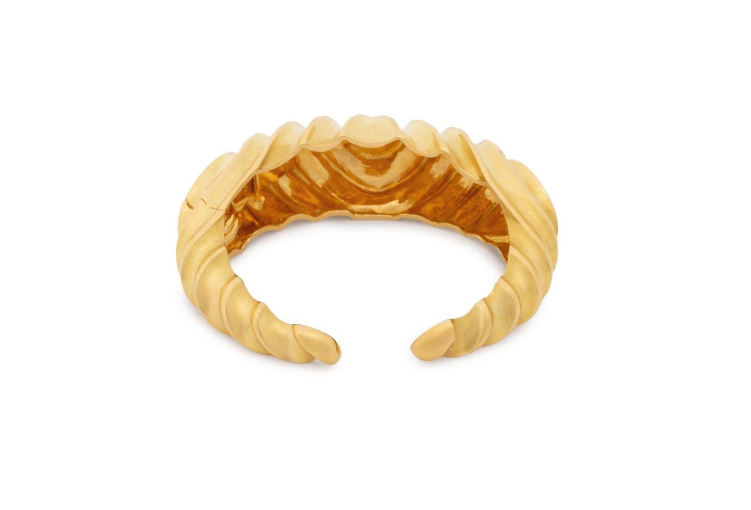 Bracelet à charnière en or jaune 18K de Robert The Theater Unisexe en vente