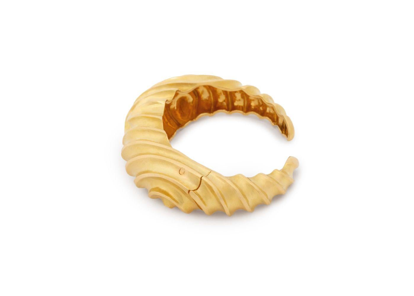 Bracelet à charnière en or jaune 18K de Robert The Theater en vente 1