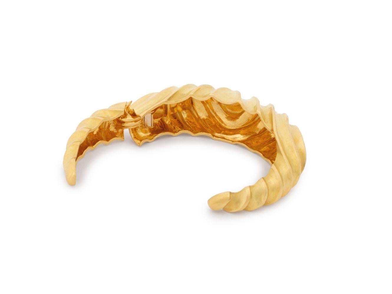 Bracelet à charnière en or jaune 18K de Robert The Theater en vente 2