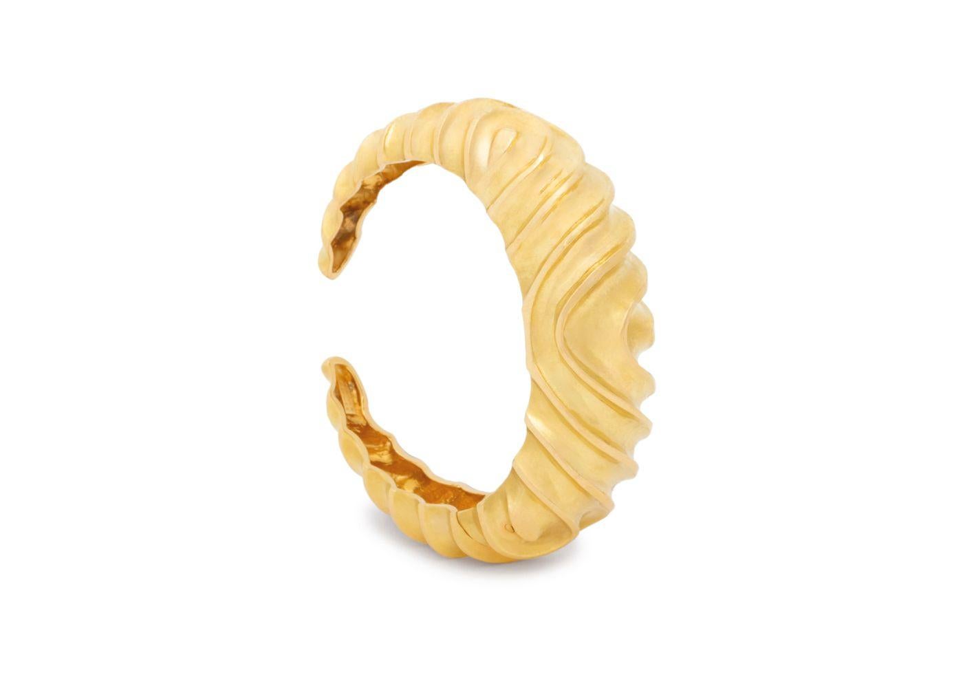 Bracelet à charnière en or jaune 18K de Robert The Theater en vente 4