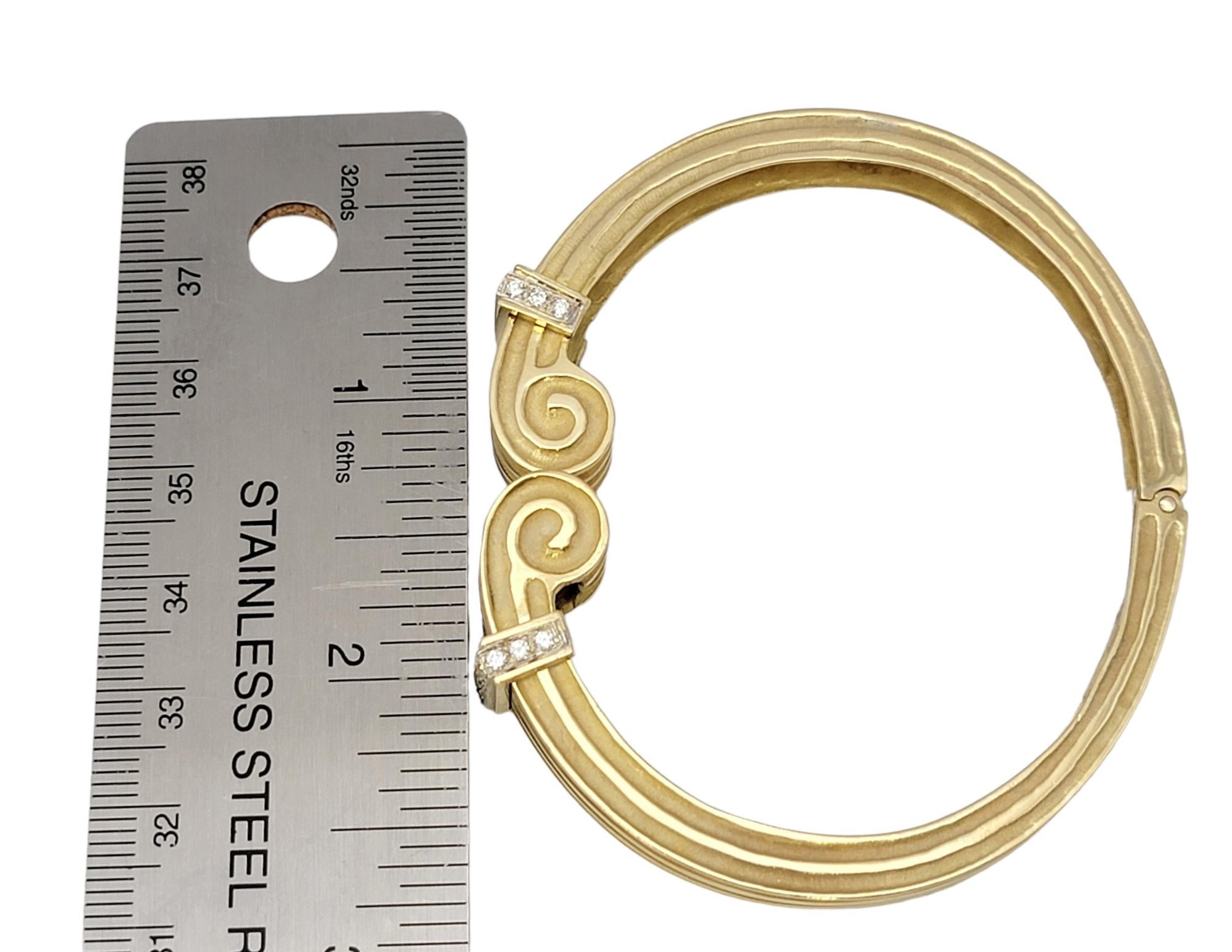 Robert Wander Vintage Manschettenarmband aus 18 Karat Gelbgold mit Schnörkeln und Diamanten im Angebot 7