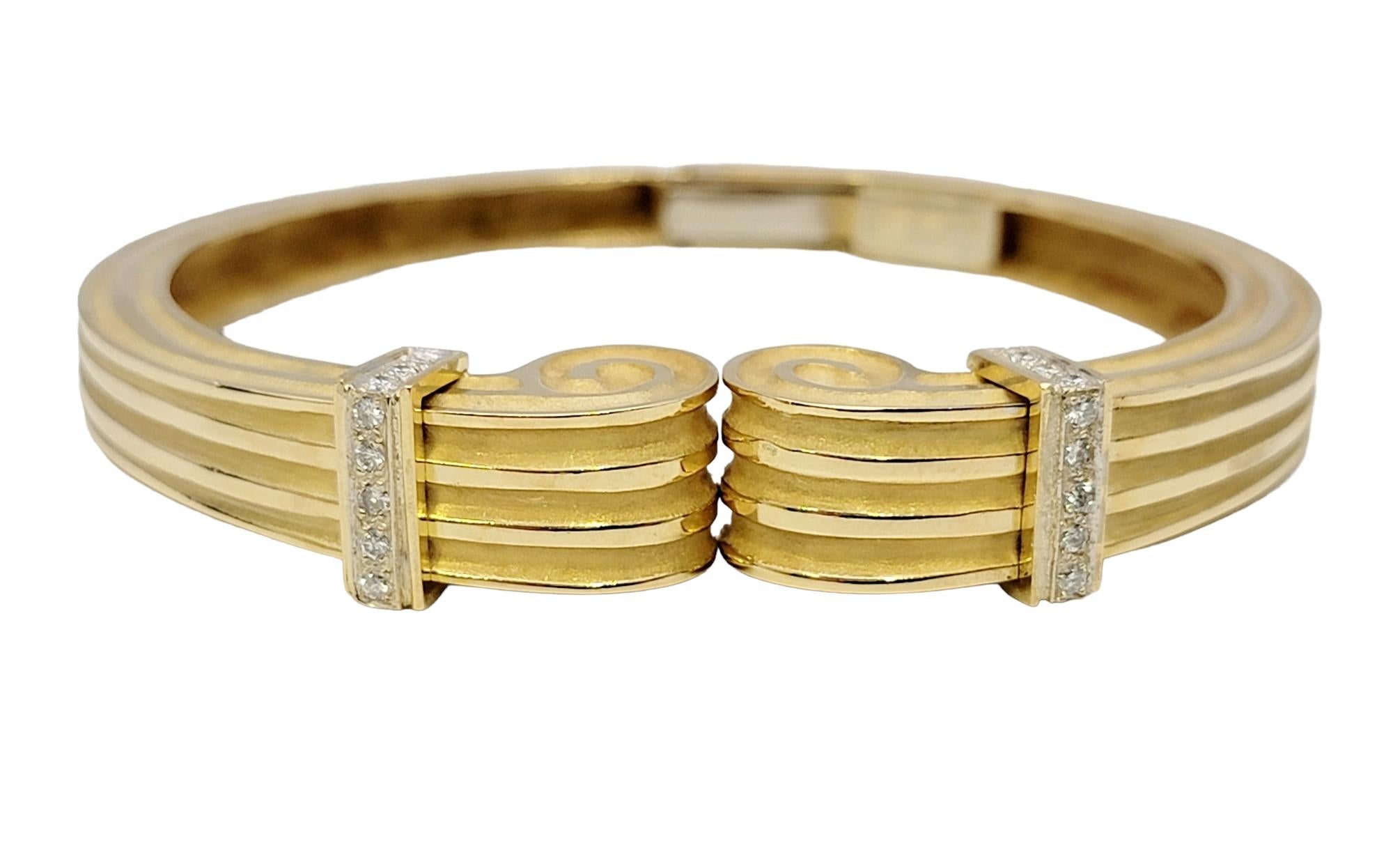 Contemporain Robert Wander, manchette vintage en or jaune 18 carats à volutes avec diamants en vente