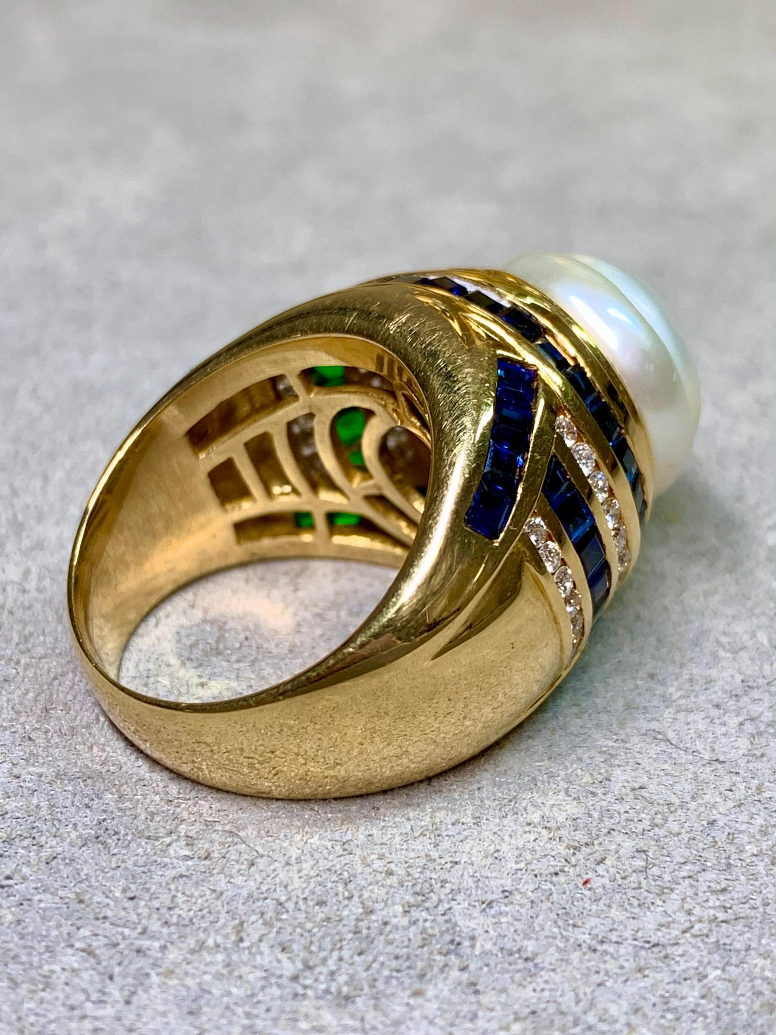 
Une bague de cocktail audacieuse et magistralement conçue par Robert Wander (WINC), un joaillier formé à Paris et célèbre pour sa vision artistique. Cette pièce remarquable est réalisée en or jaune 18 carats et centrée sur une magnifique perle de