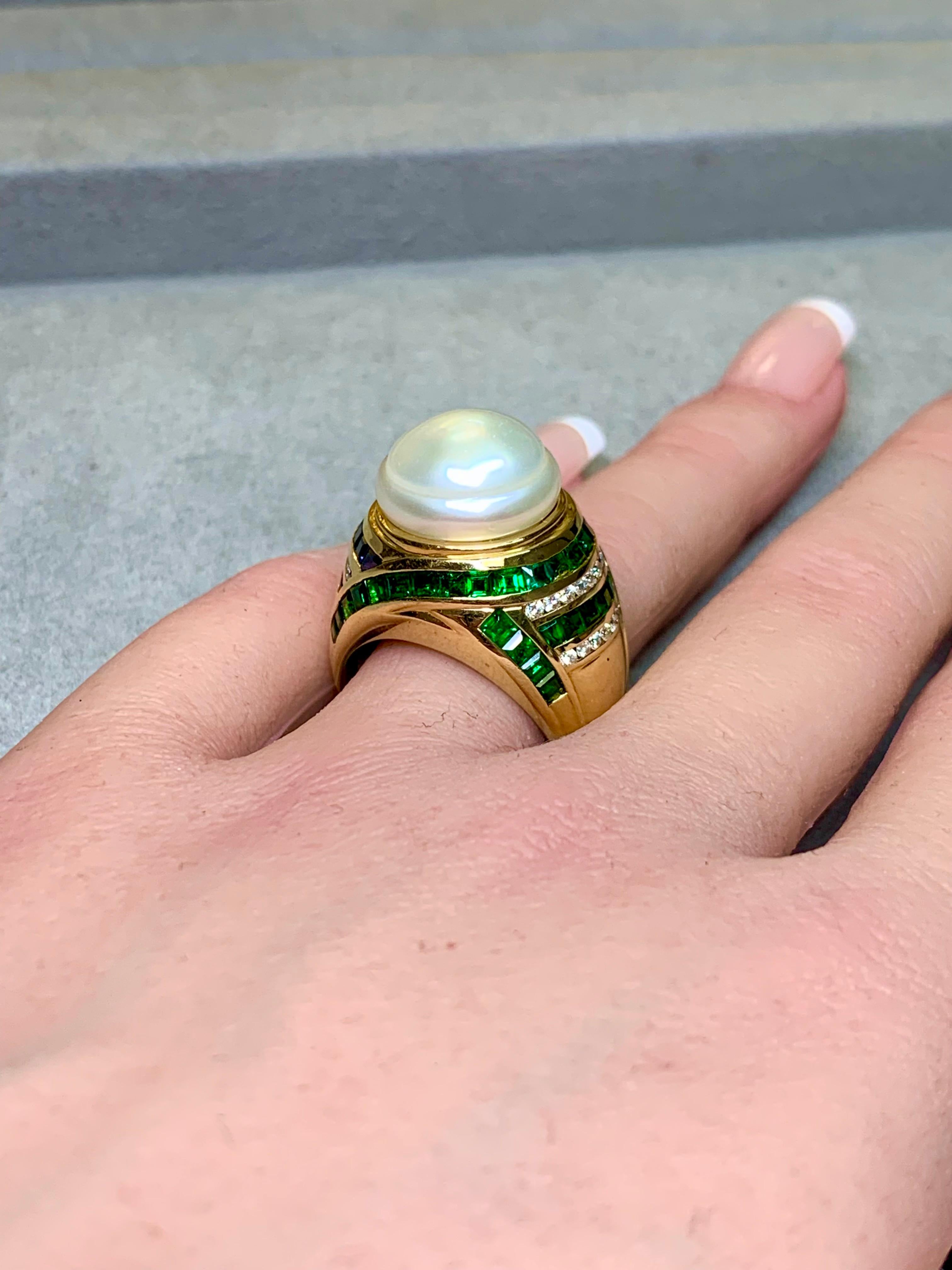 Robert The WINC 18K Bague Cocktail Perle Diamant Tsavorite Saphir Dôme en vente 2