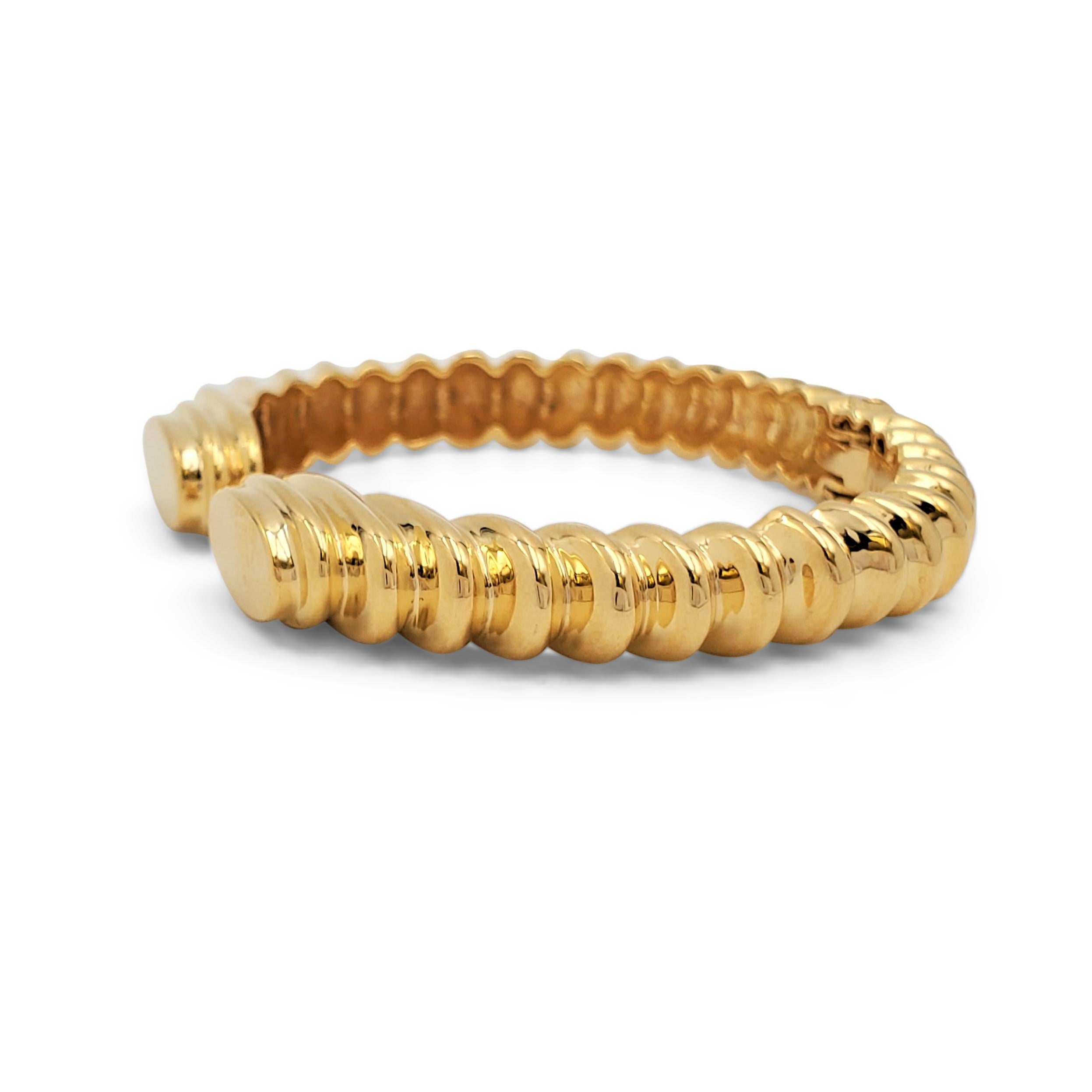 Robert Wander Yellow Gold Ribbed Bangle Set In Excellent Condition In New York, NY