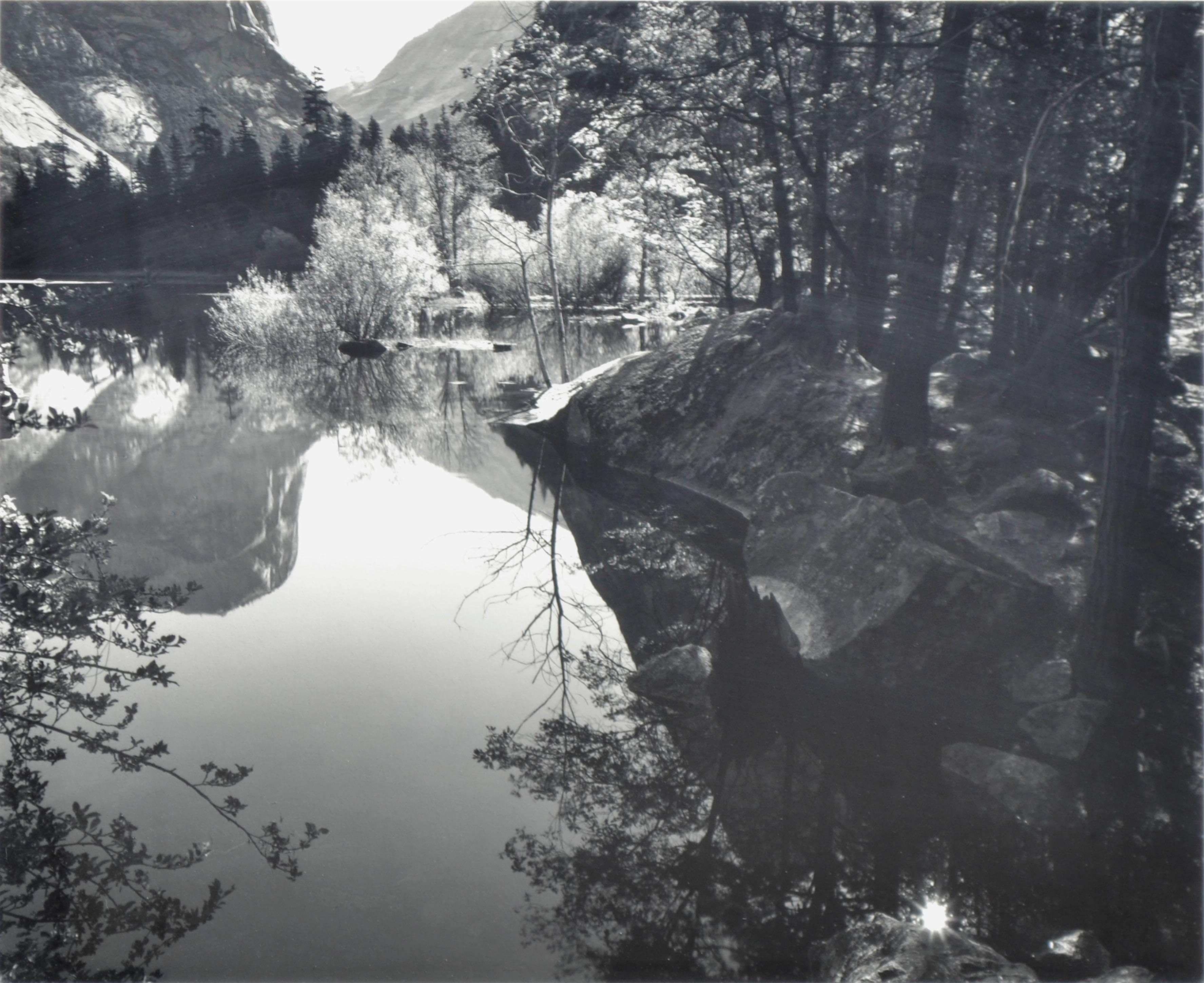 Reflektionen des Sierra Mountain Reflections – Schwarz-Weiß-Landschaftsfotografie – Photograph von Robert Werling