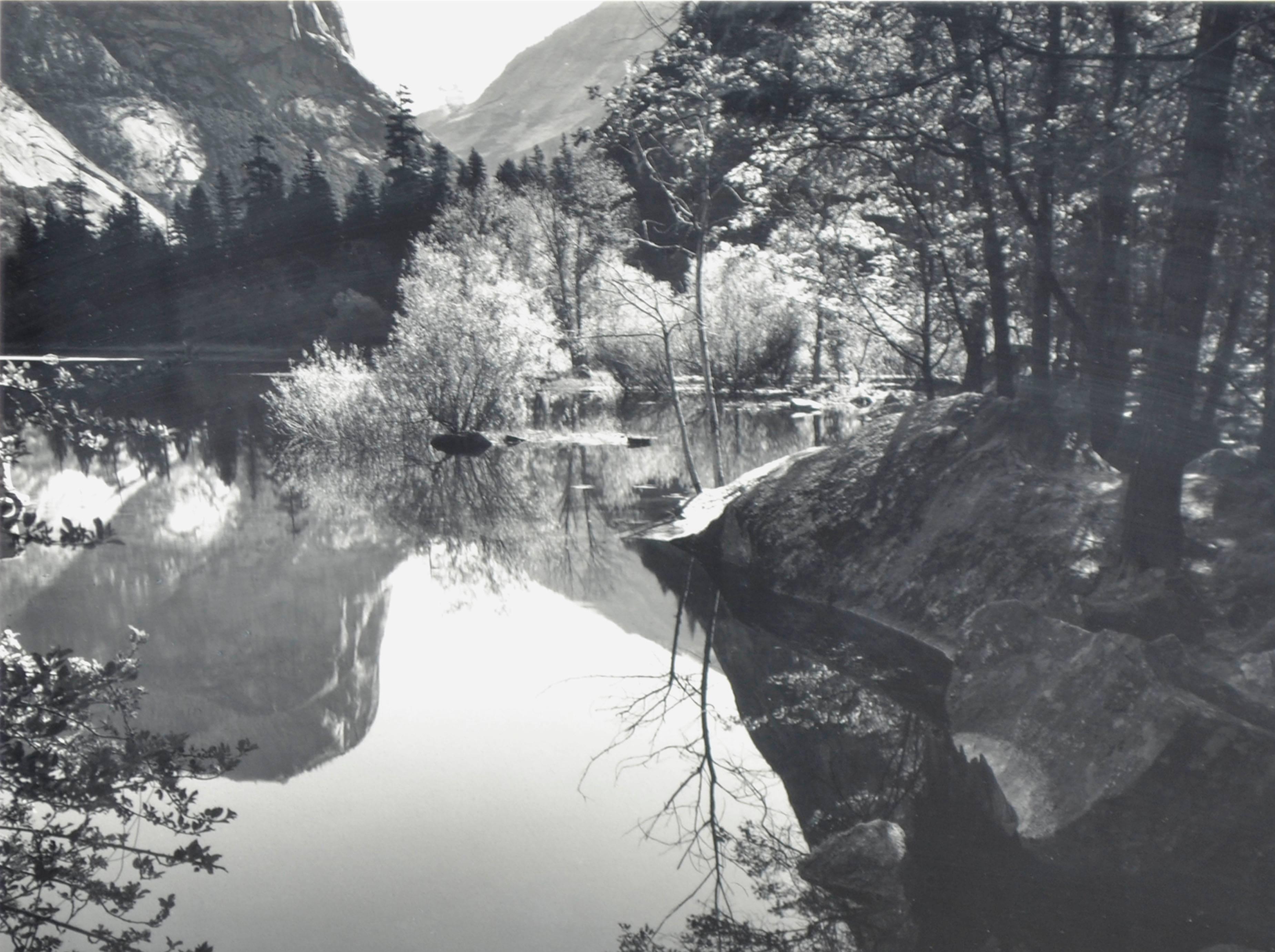 Reflektionen des Sierra Mountain Reflections – Schwarz-Weiß-Landschaftsfotografie (Realismus), Photograph, von Robert Werling