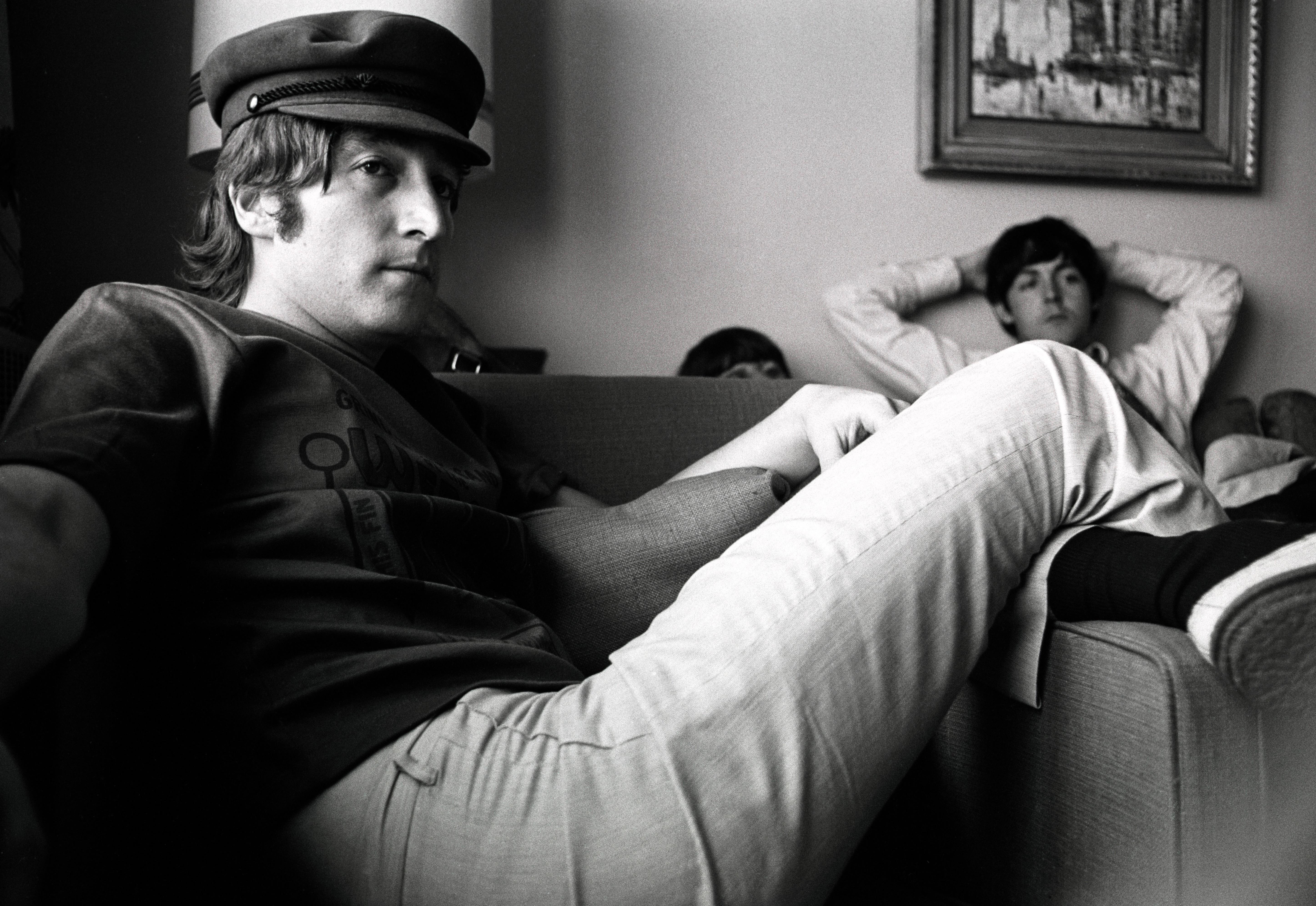 John Lennon und Paul McCartney von den Beatles im Westwood Hotel in Anchorage, Alaska, 27. und 28. Juni 1966. Auf dem Weg zur japanischen Etappe ihrer letzten Welttournee machte die Gruppe einen außerplanmäßigen Zwischenstopp in Alaska, um dem