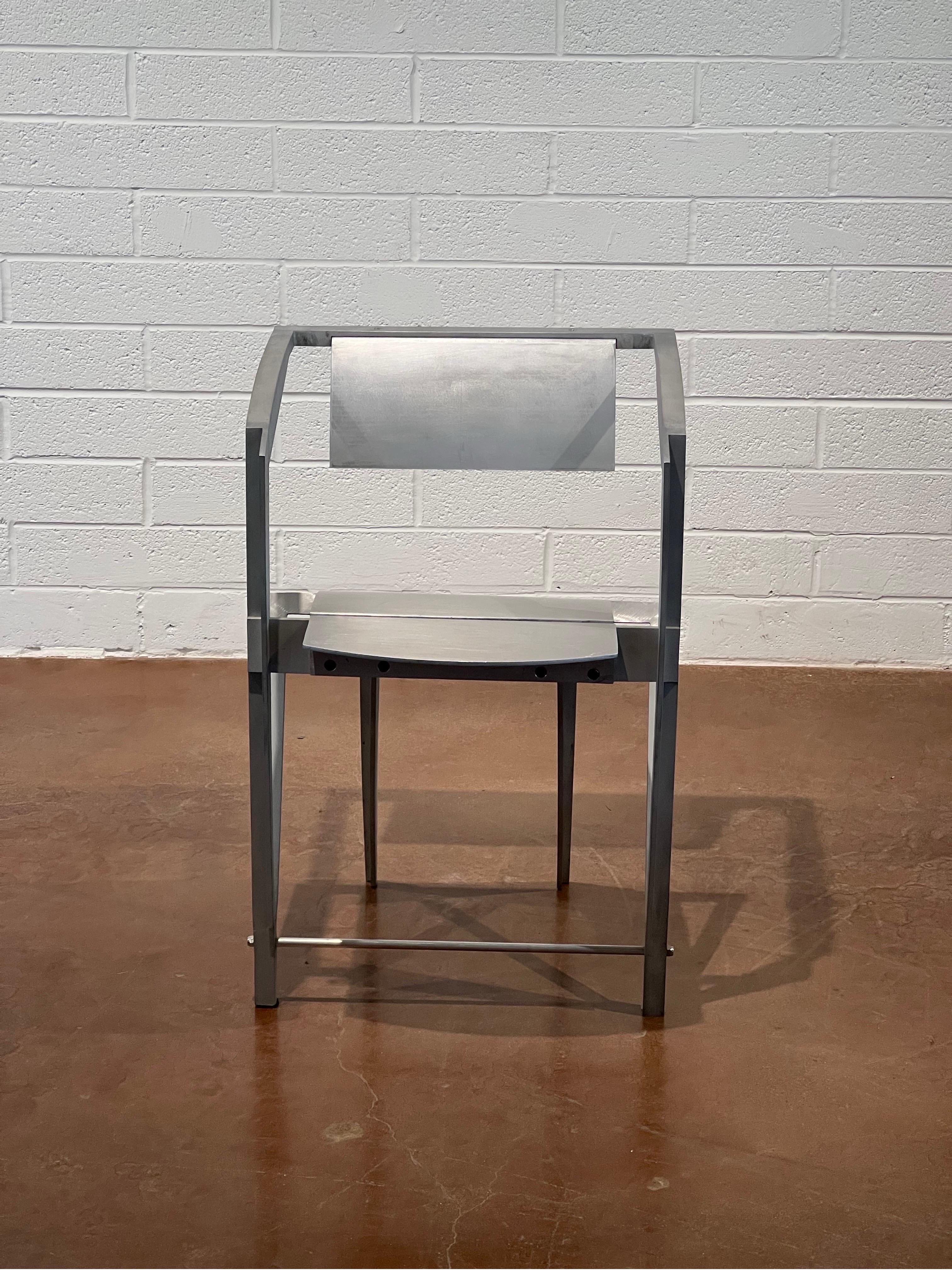 Questo prototipo di sedia di Robert Whitton, realizzato interamente in alluminio, è un pezzo d'arte utilizzabile di grande impatto, che confonde i confini tra scultura e arredamento funzionale. Progettata negli anni '80 e nei primi anni '90, la