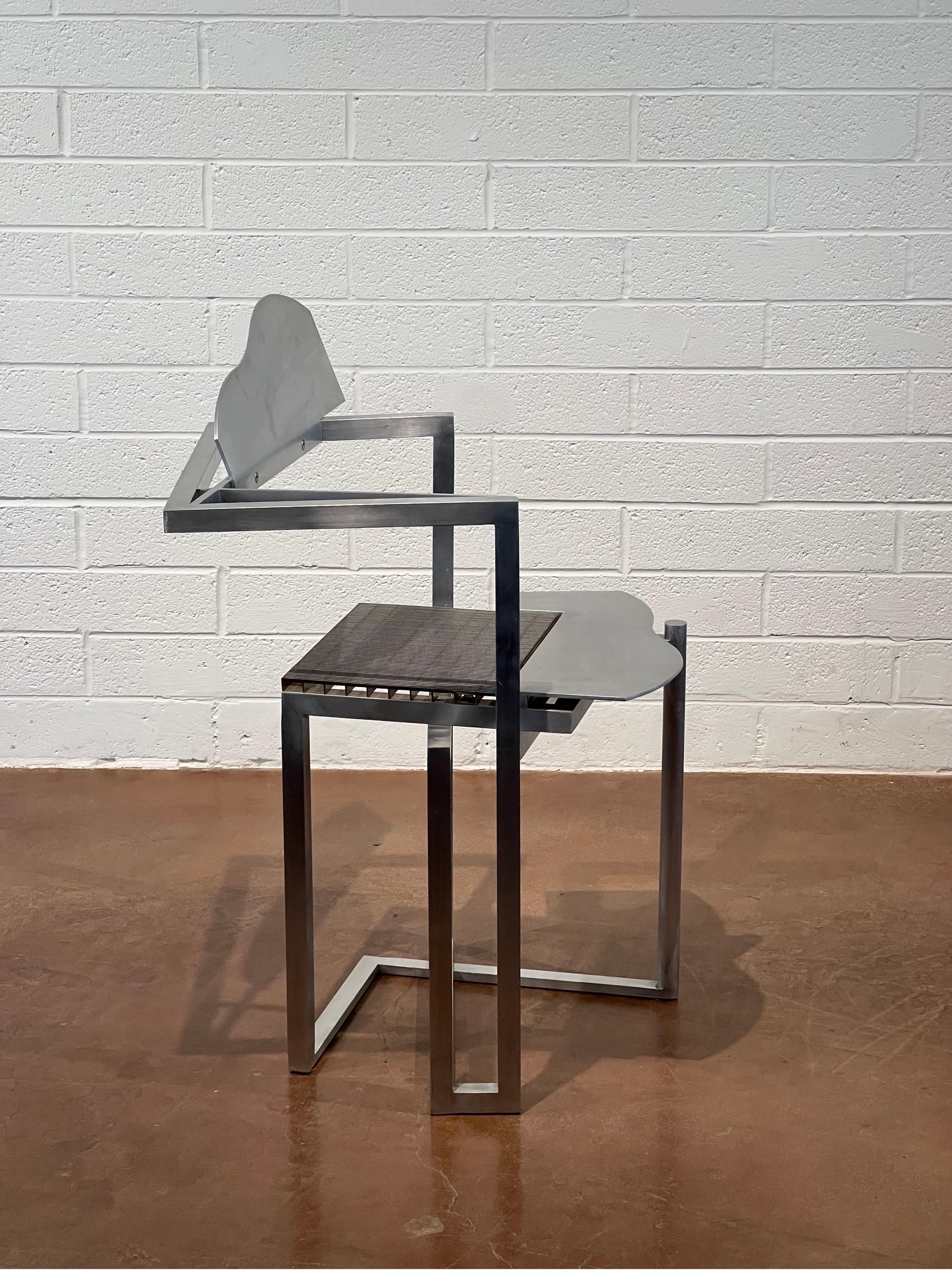 Cette chaise prototype de Robert Whitton, entièrement fabriquée en aluminium, est une œuvre d'art utilisable frappante, qui brouille les frontières entre la sculpture et le mobilier fonctionnel. Conçue dans les années 1980 et au début des années