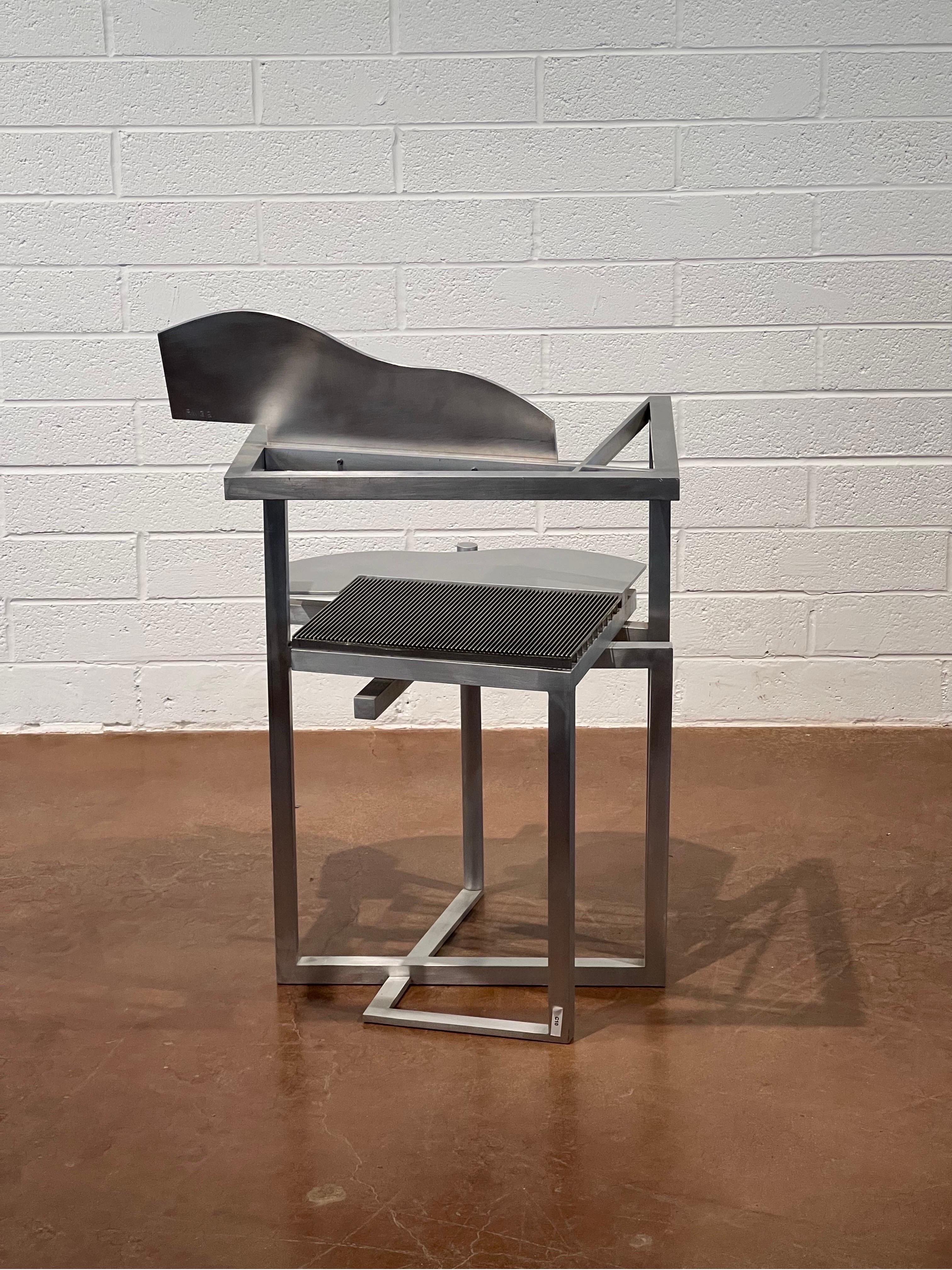 Questo prototipo di sedia di Robert Whitton, realizzato interamente in alluminio, è un pezzo d'arte utilizzabile di grande impatto, che confonde i confini tra scultura e arredamento funzionale. Progettata negli anni '80 e nei primi anni '90, la