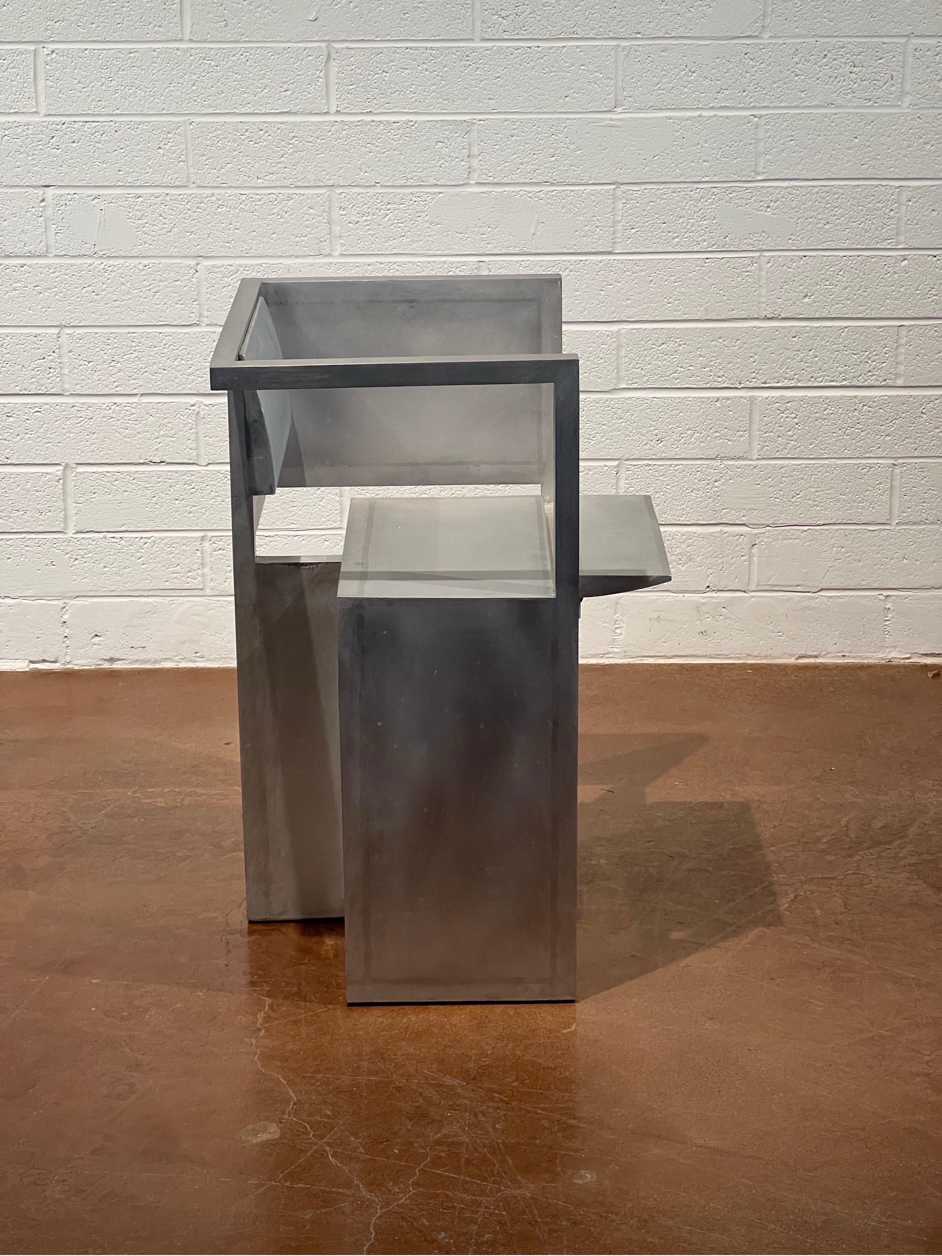 Questo prototipo di sedia di Robert Whitton, realizzato interamente in alluminio, è un pezzo d'arte utilizzabile di grande impatto, che confonde i confini tra scultura e arredamento funzionale. Progettata negli anni '80 e nei primi anni '90, la