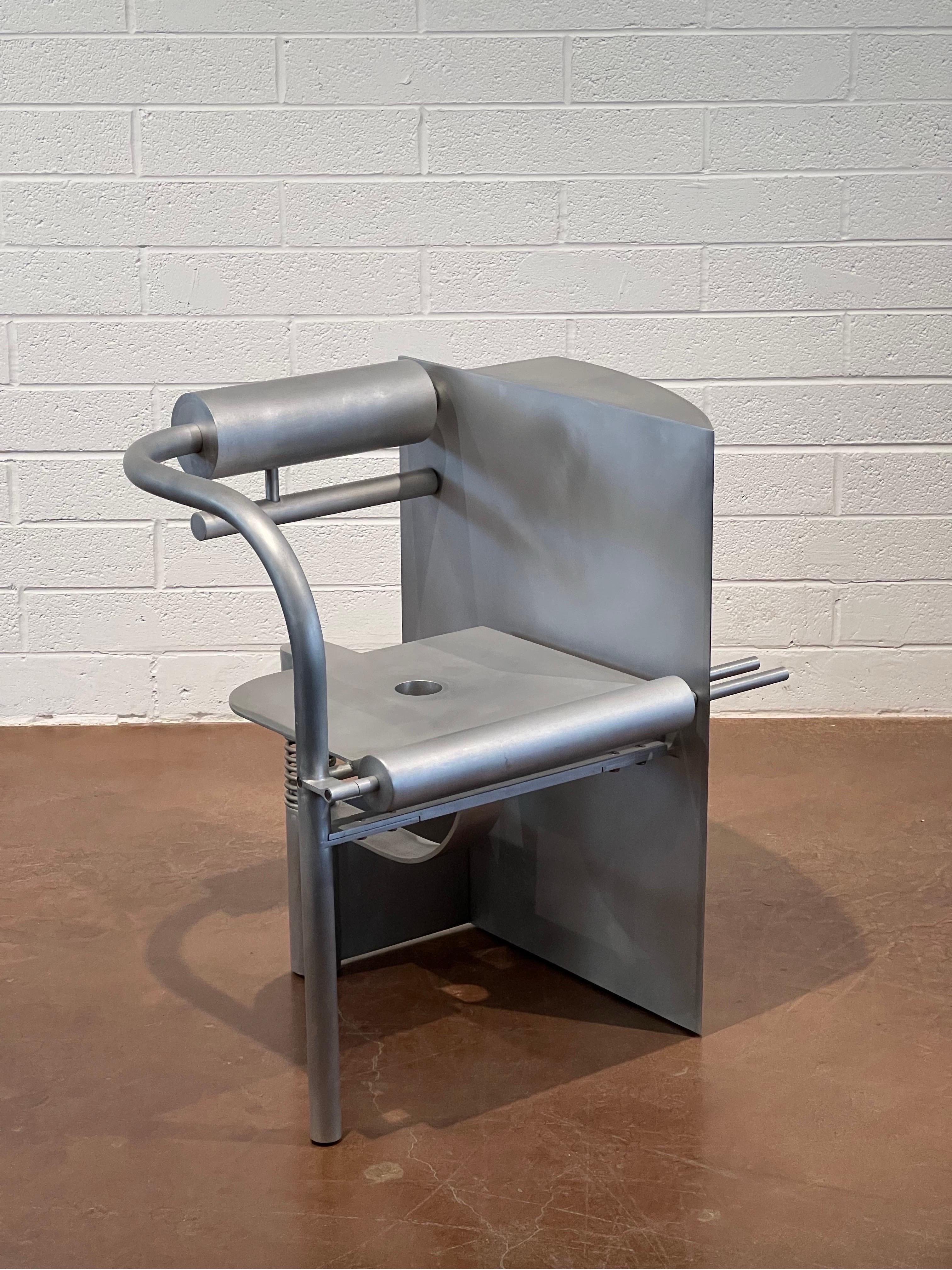 Questo prototipo di sedia di Robert Whitton, realizzato interamente in alluminio, è un pezzo d'arte utilizzabile di grande impatto, che confonde i confini tra scultura e arredamento funzionale. Progettata negli anni '80 e nei primi anni '90, la
